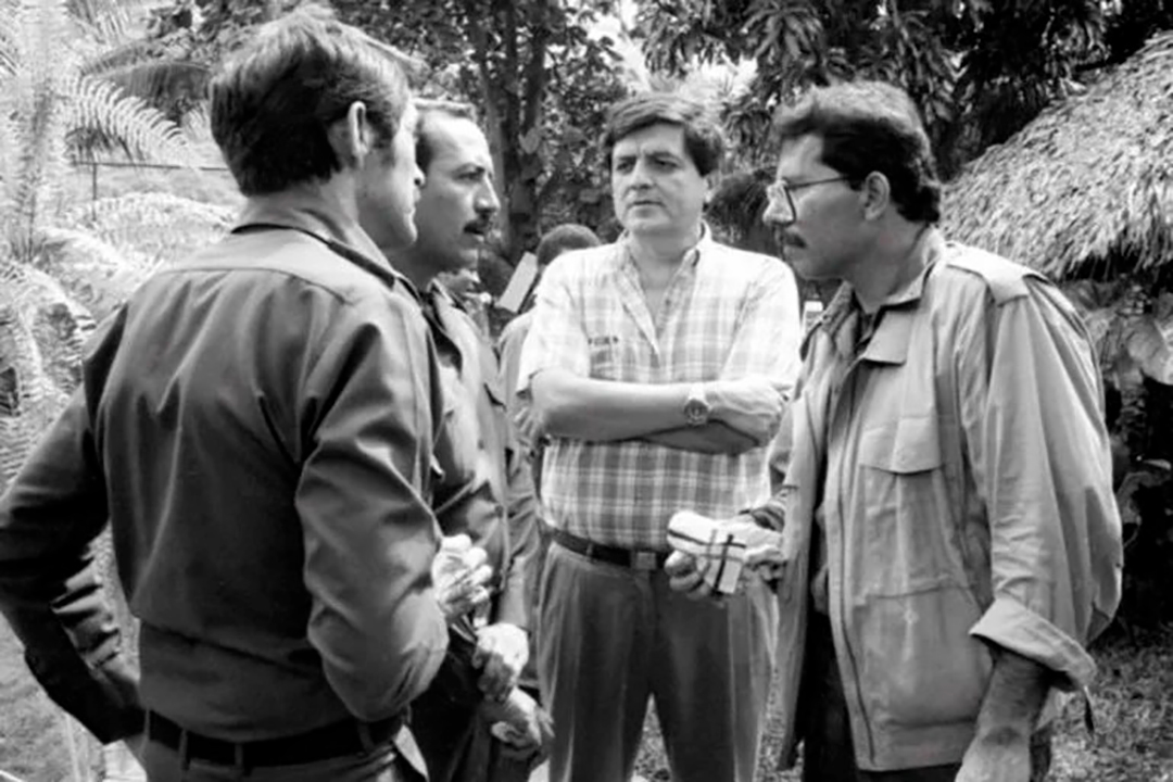 En la fotografía de 1987, Daniel Ortega aparece con Hugo Torres, quien para esa época era coronel del Ejército, el escritor Sergio Ramírez Mercado, vicepresidente, y, de espaldas, Renán Montero, asesor cubano. (Foto archivo)