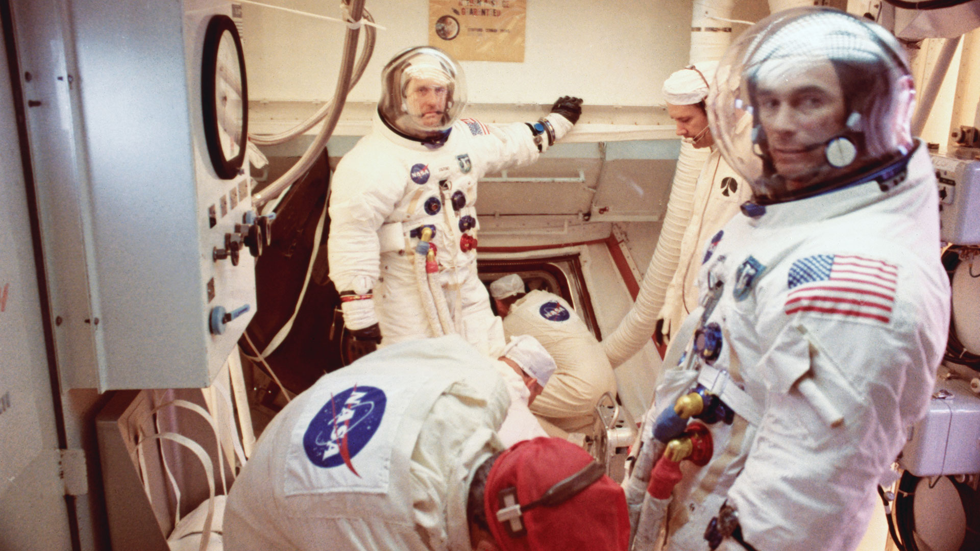 Los astronautas Tom Stafford y Eugene Cerman (a la derecha) preparados para ingresar al módulo del Apolo 10 antes del despegue 