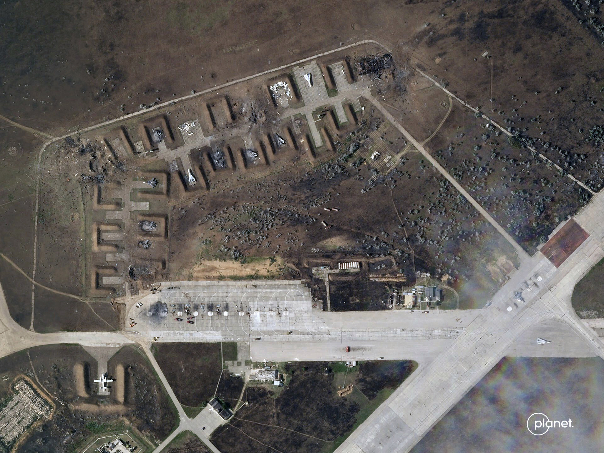 Imagen satelital muestra aviones rusos destruidos en la base aérea Saki, luego de una explosión el martes 9 de agosto, en la península de Crimea. (Planet Labs PBC vía AP)