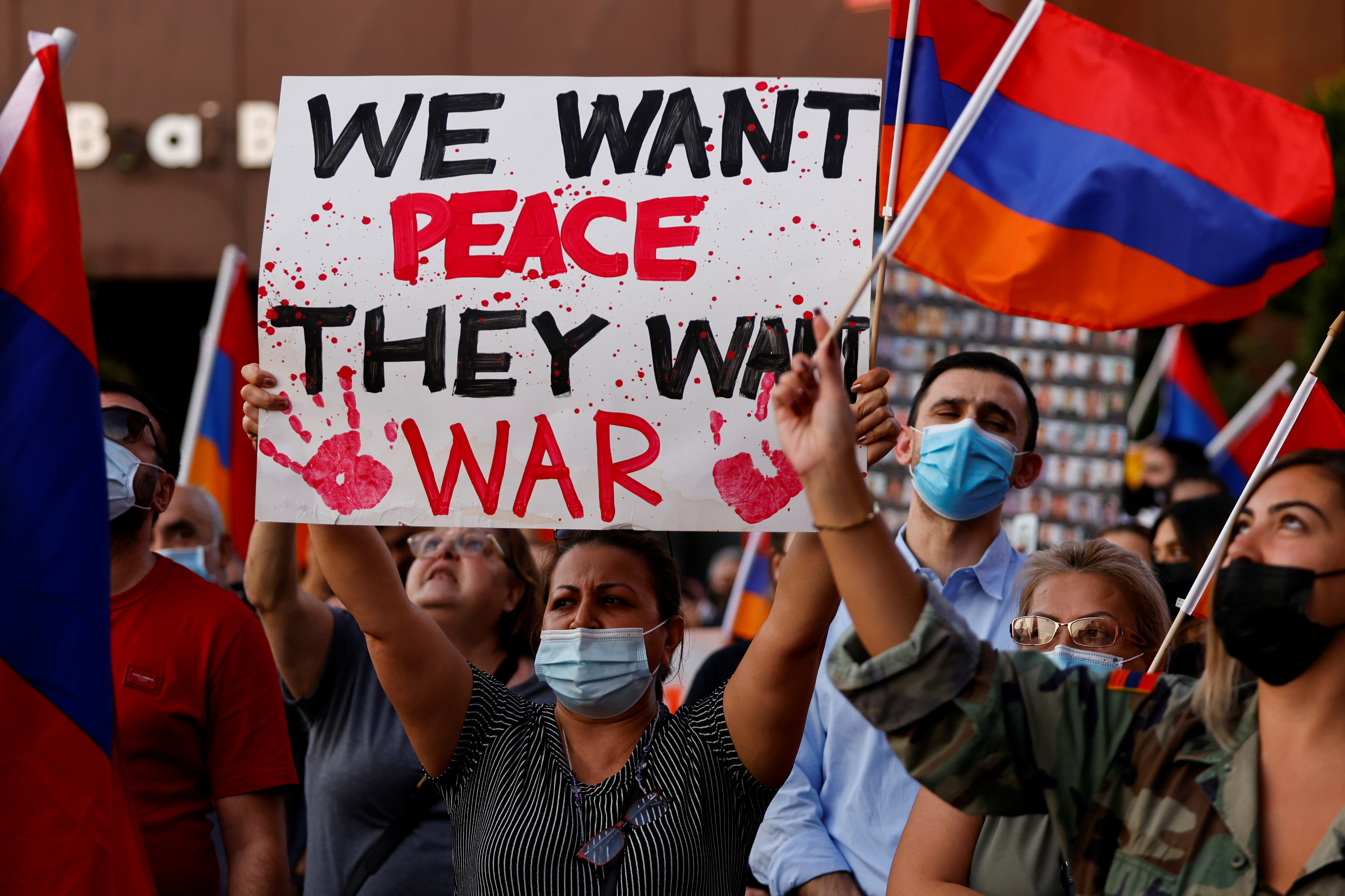 La gente participa en una protesta de la Federación Juvenil Armenia contra la agresión de Azerbaiyán contra Armenia y la región separatista de Nagorno-Karabaj frente al Consulado General de Azerbaiyán en Los Ángeles, California (REUTERS/Mike Blake)