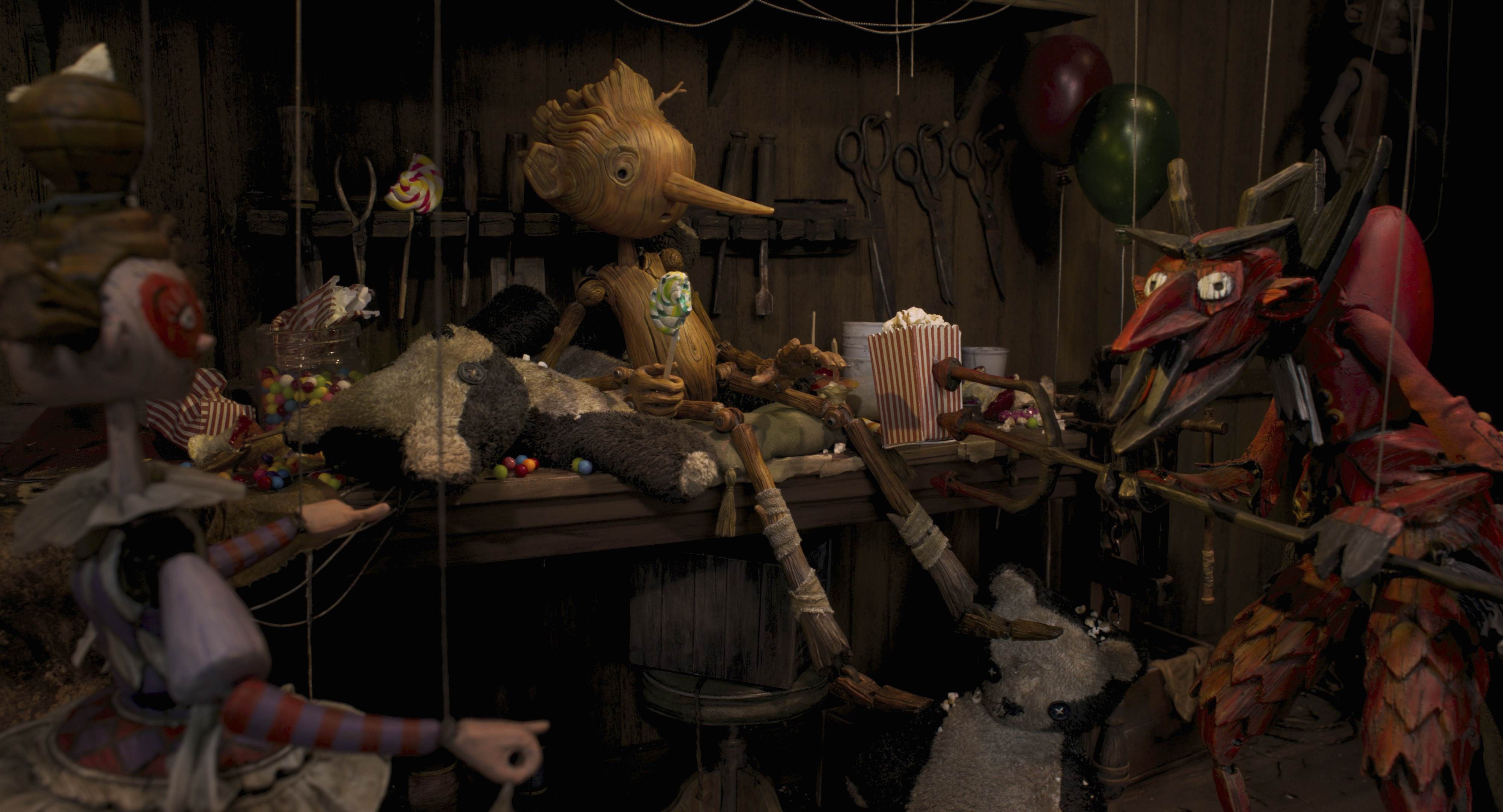 En esta imagen proporcionada por Netflix, Pinocchio con la voz de Gregory Mann, centro, en una escena de "Guillermo del Toro's Pinocchio". (Netflix vía AP)