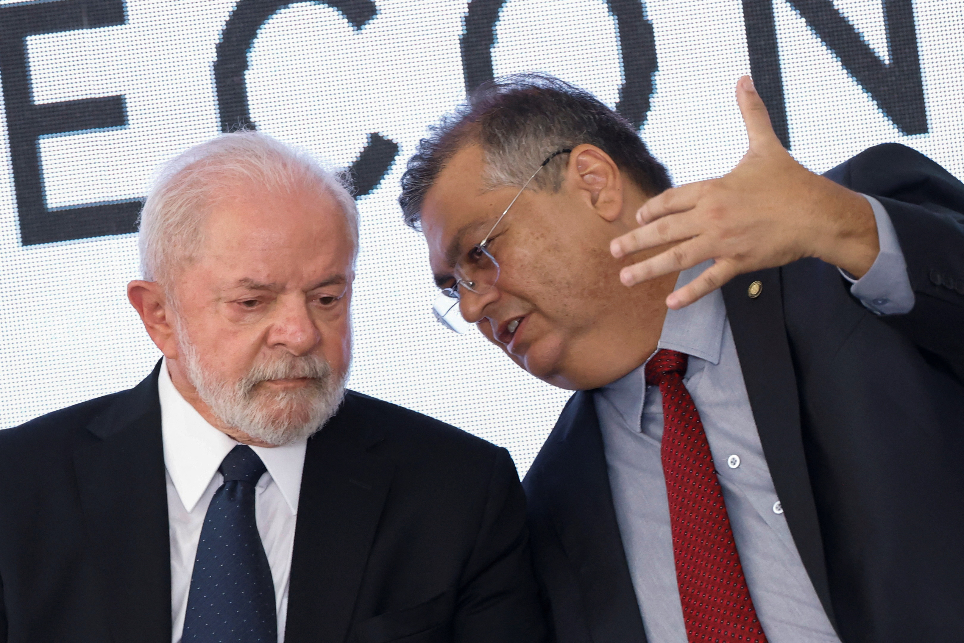 El ministro brasileño de Justicia, Flávio Dino, junto al presidente, Luiz Inacio Lula da Silva. (FOTO: REUTERS/Adriano Machado)