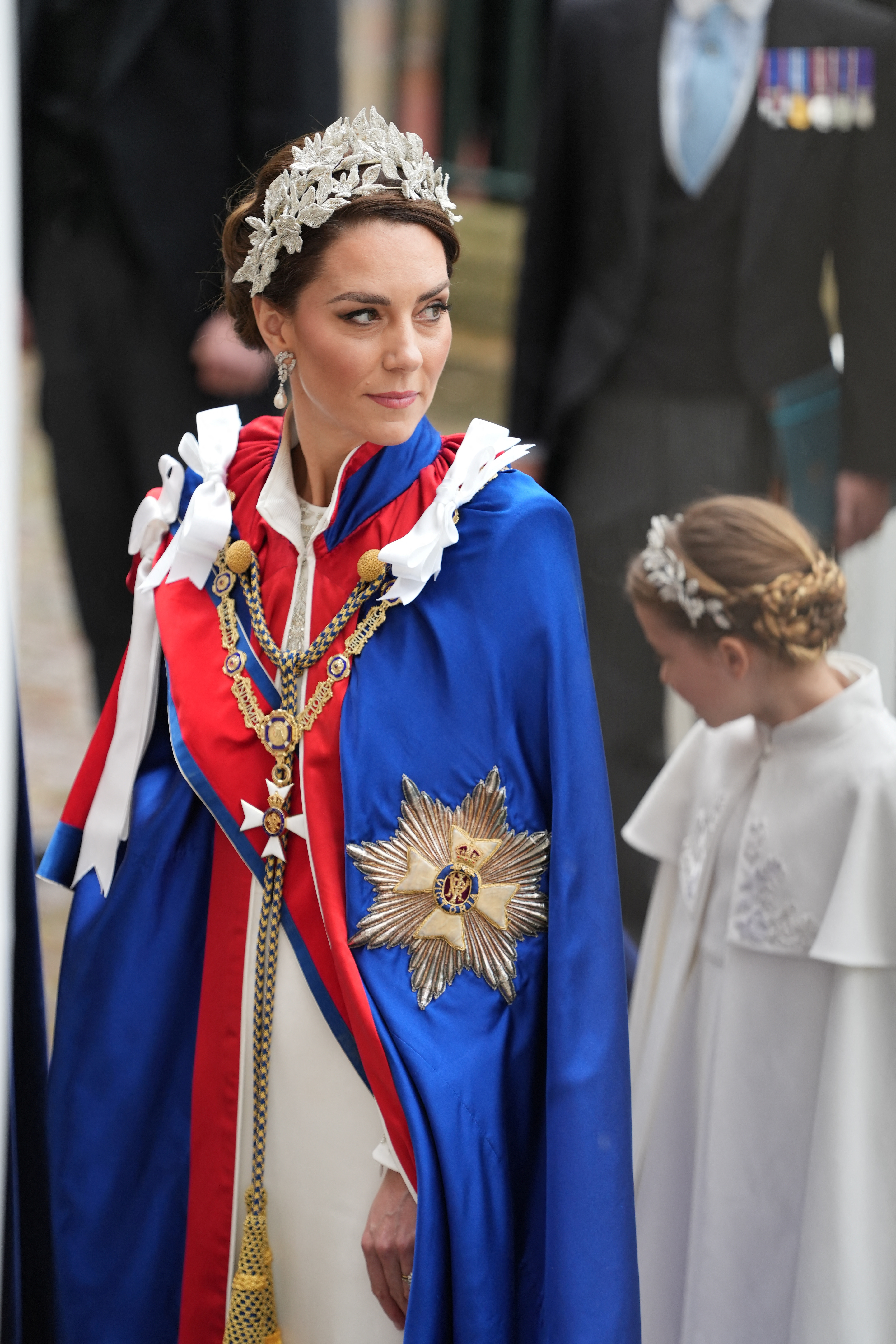 Kate Middleton ha lucido un vestido de Alexander McQueen y un tocado floral de plata.