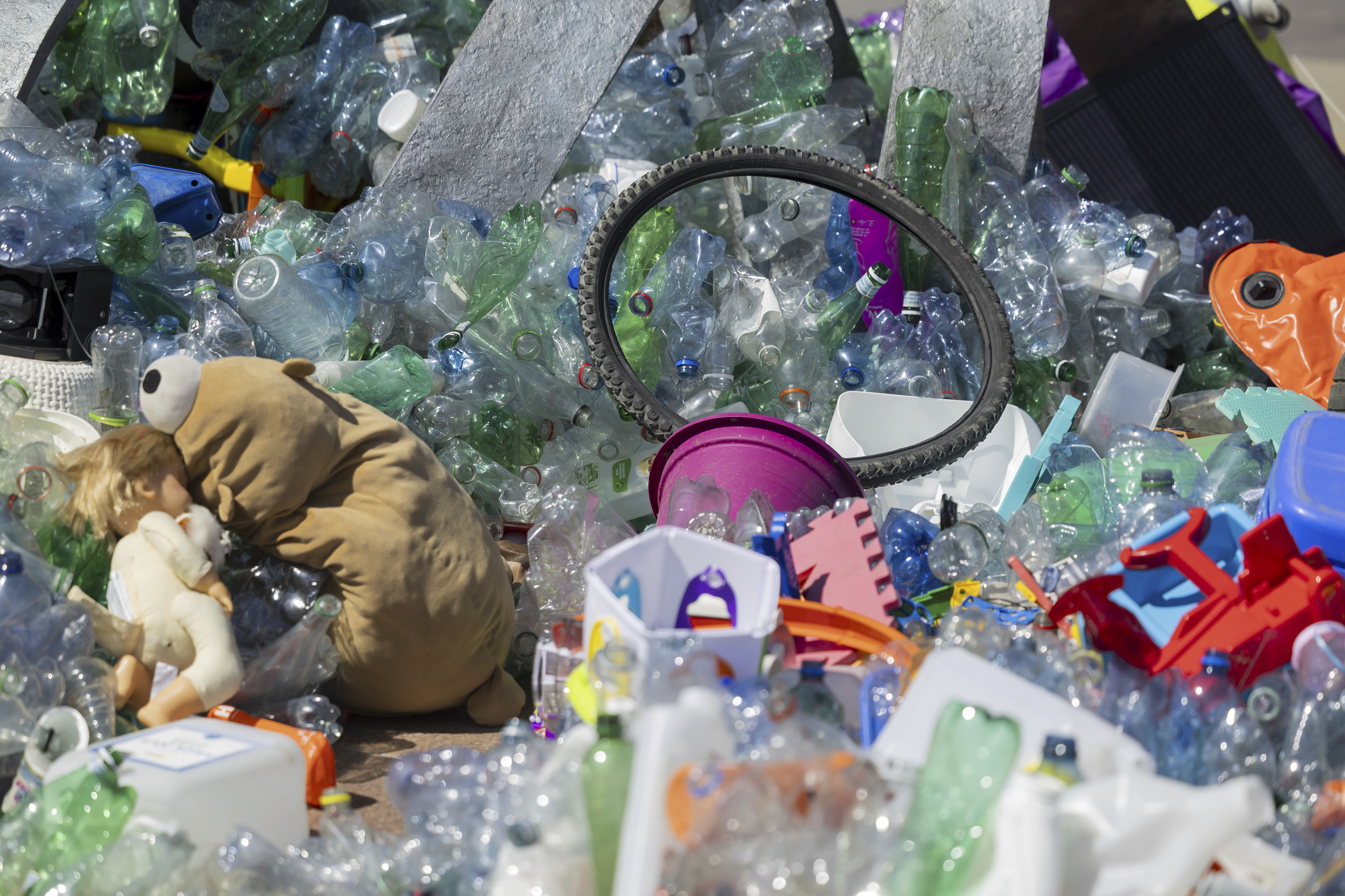 175 países del mundo buscan cerrar un tratado histórico contra la contaminación por plástico: “Es la última oportunidad”