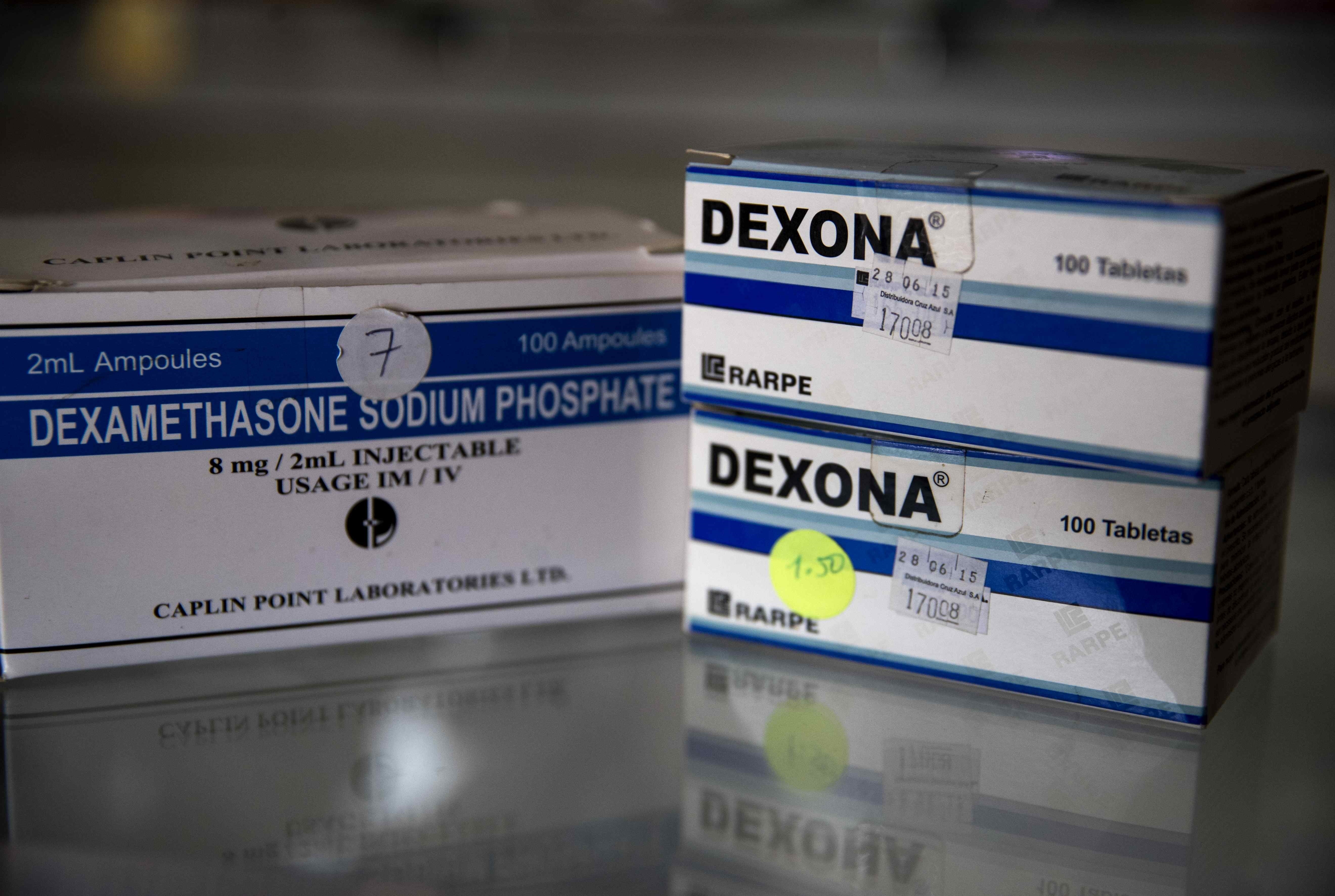 Vista de cajas de dexametasona en pastillas y ampollas en una farmacia. (EFE)
