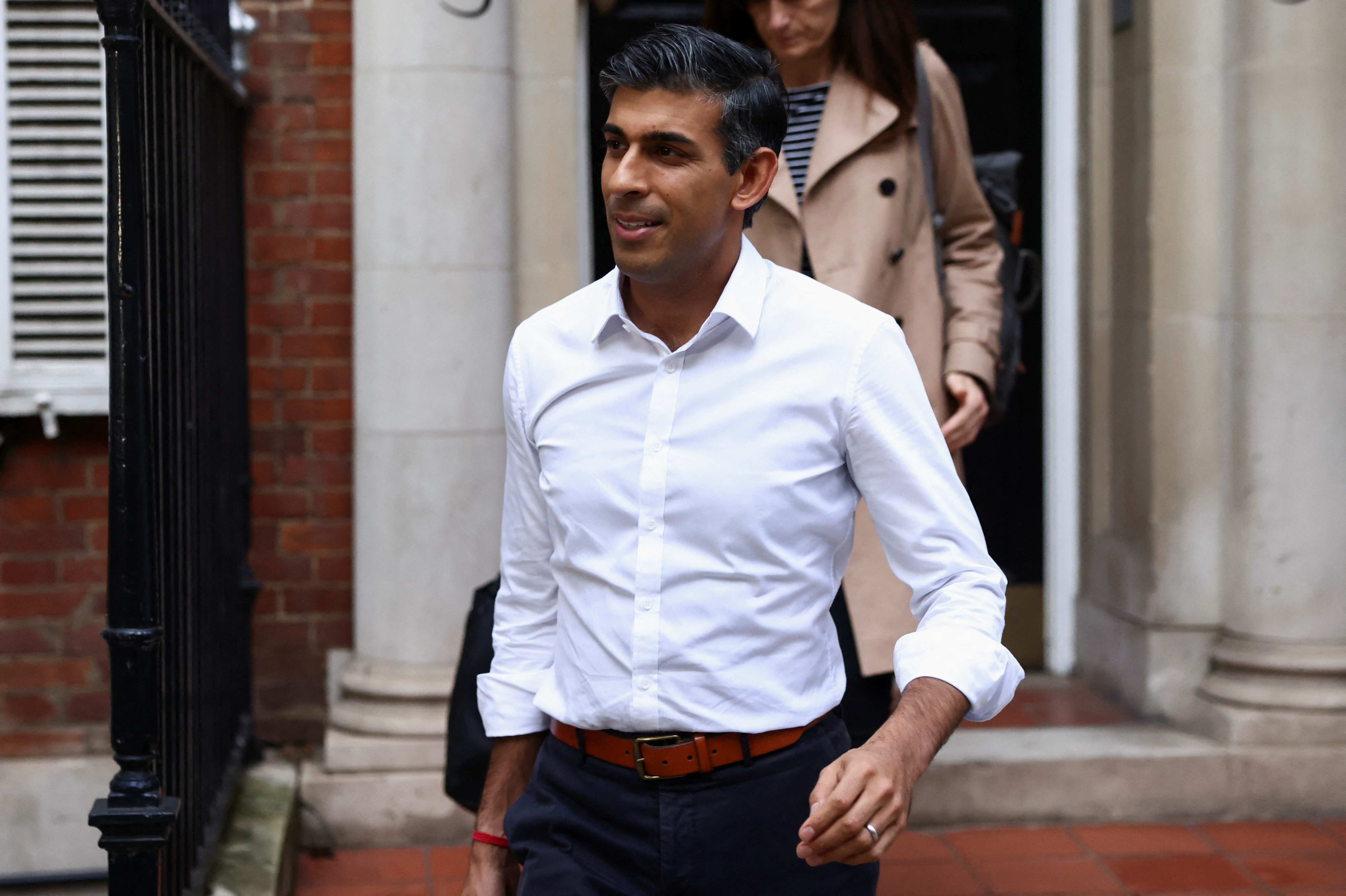 El diputado conservador británico Rishi Sunak sale de su sede de campaña en Londres, Gran Bretaña, el 23 de octubre de 2022 (REUTERS)