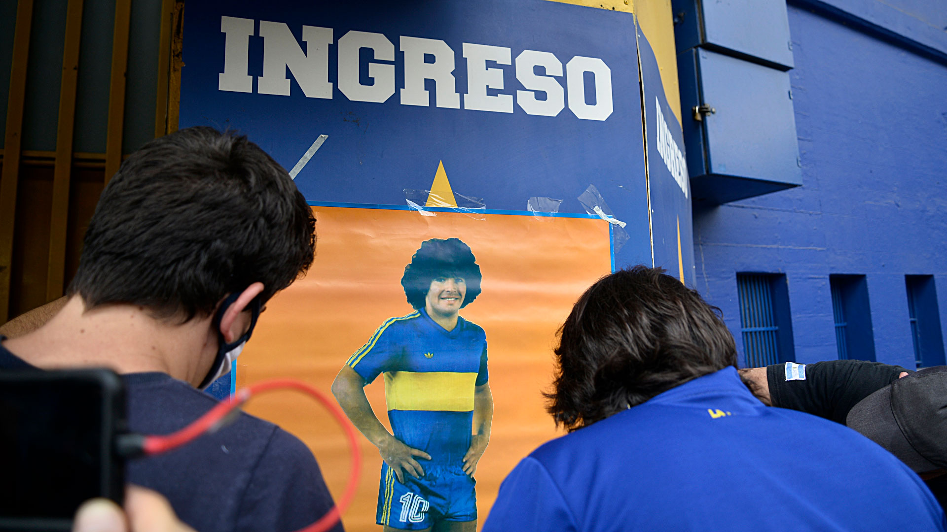 El rezo en la Bombonera, con la imagen de Maradona (Gustavo Gavotti)