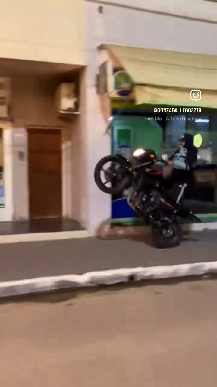 Video: hacía maniobras peligrosas con la moto, realizó un "wheelie" sobre la vereda y lo subió a las redes