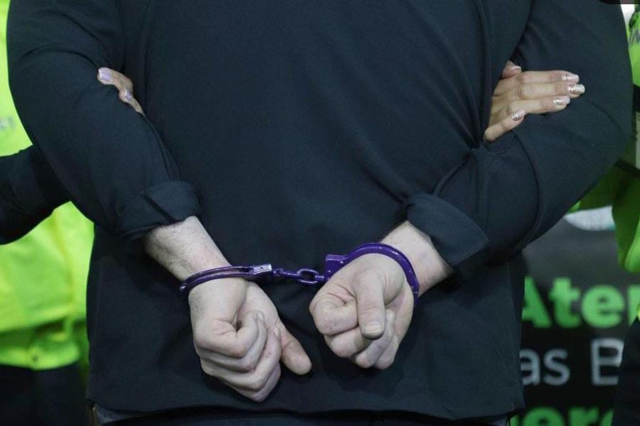 Purple handcuffs in the capture of John Poulos, alleged murderer of Valentina Trespalacios.  (Colprensa - Camila Diaz)