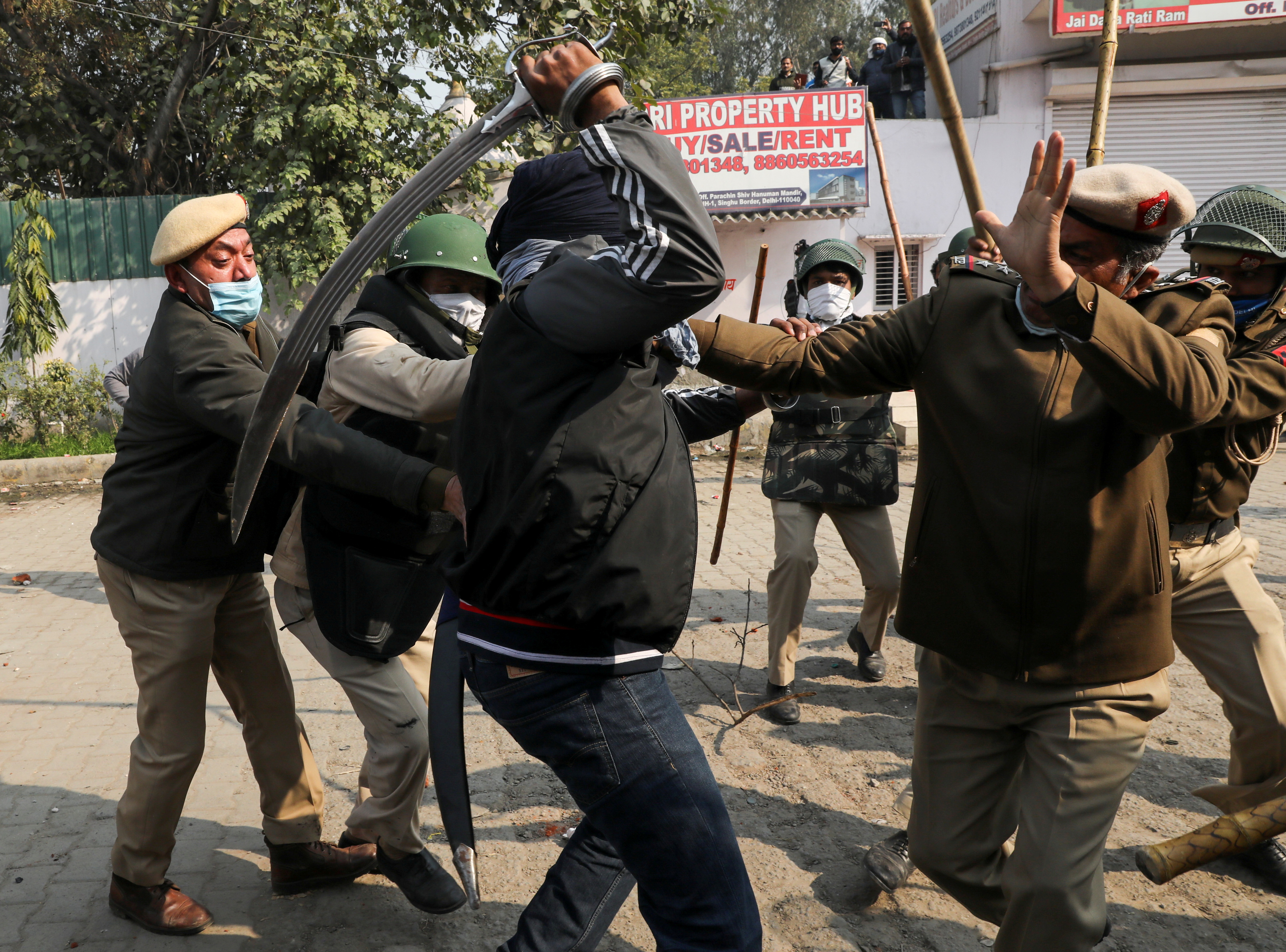 Un hombre blande su espada contra un policía durante un enfrentamiento entre agricultores y un grupo de personas que gritaban consignas en su contra (REUTERS/Anushree Fadnavis)