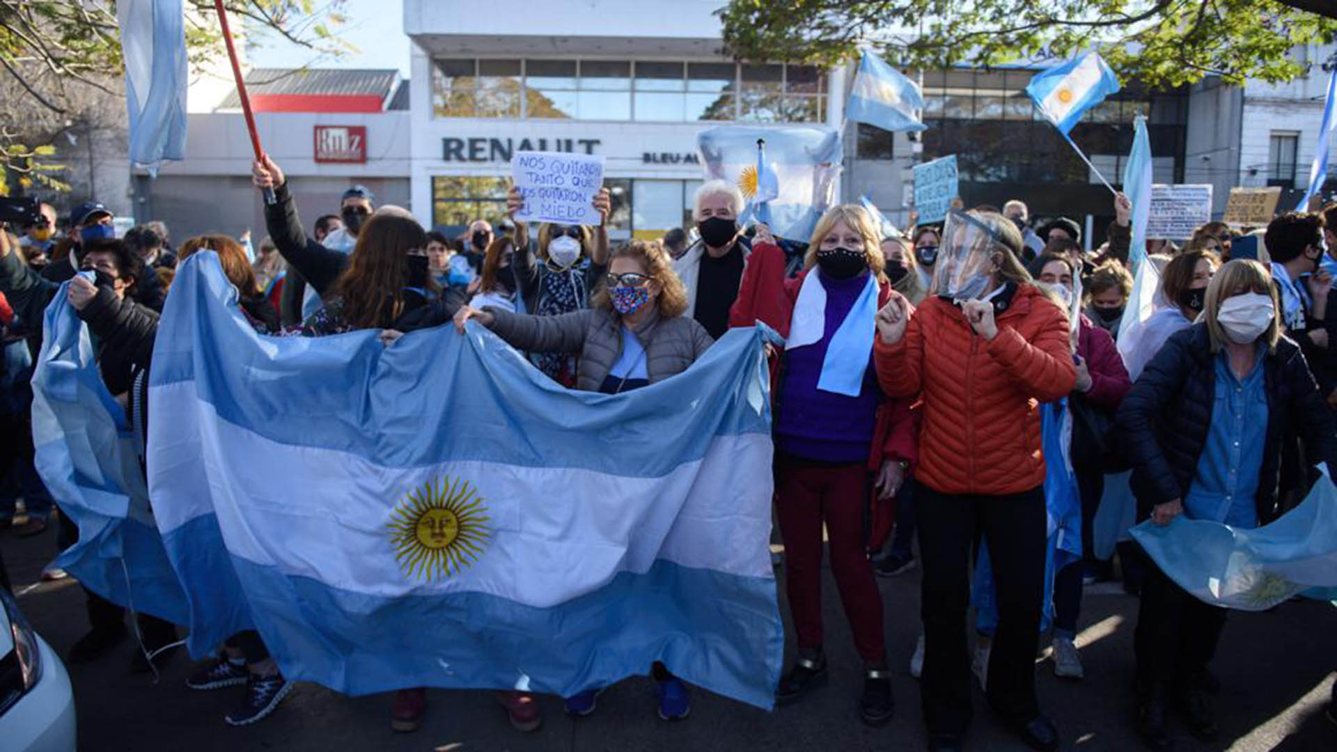 Desde temprano se montó un operativo de seguridad para evitar que se cortara el tránsito frente a la Quinta de Olivos pero, por la cantidad de gente, fue imposible.