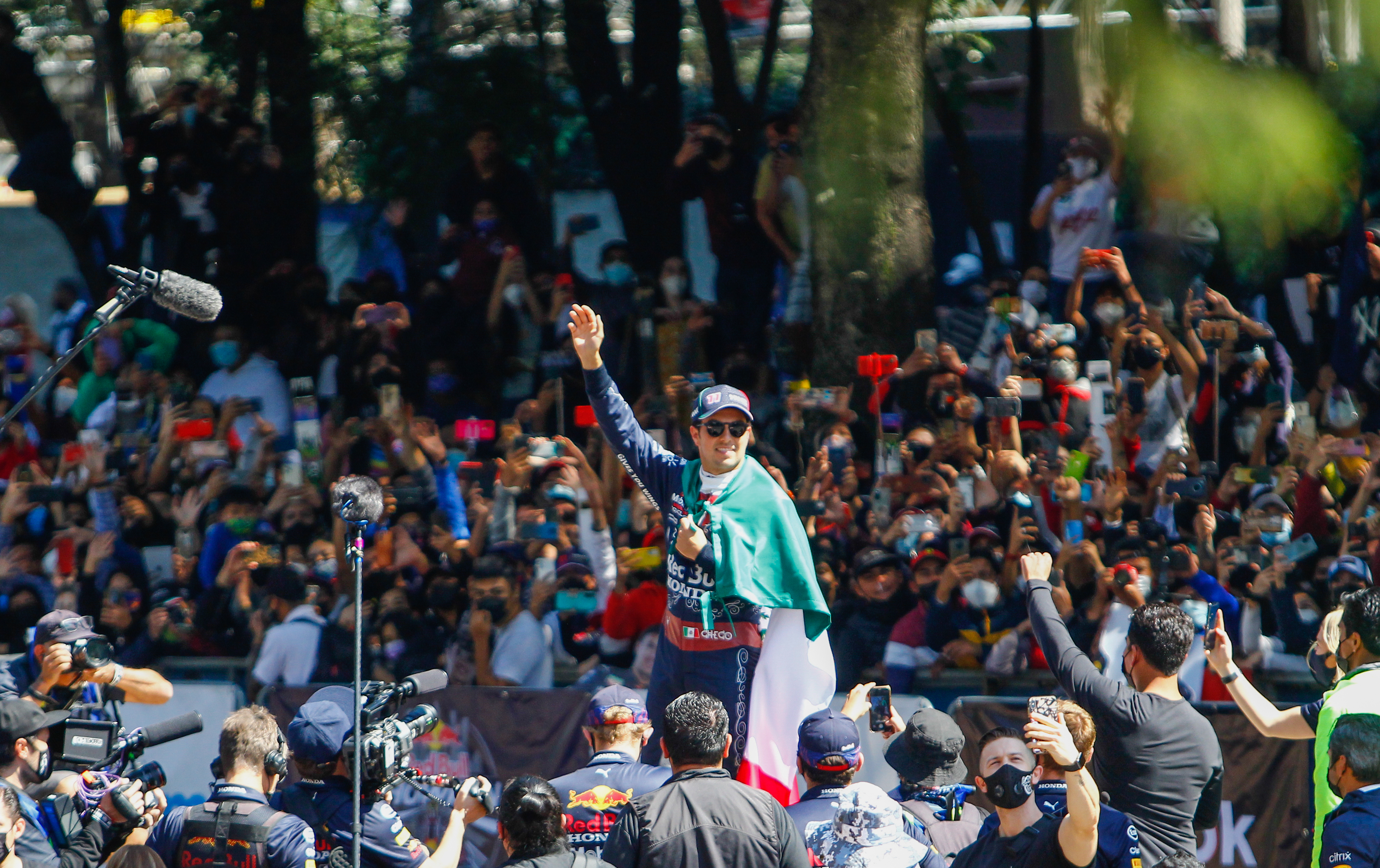 El piloto mexicano se ganó el reconocimiento del equipo de Red Bull tras el éxito obtenido en la temporada 2021 (Foto: Karina Hernández / Infobae)