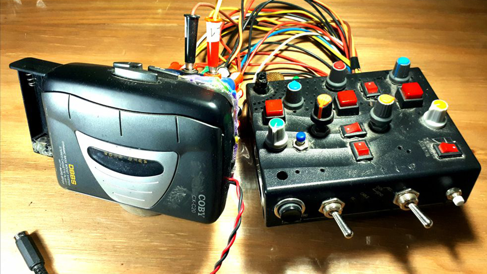 EL primer dispositivo con el que hoy hace sonidos mediante la técnica Circuit Bending, una disciplina nacida en la década del 60 que transforma juguetes en instrumentos (Instagram: lawcant)