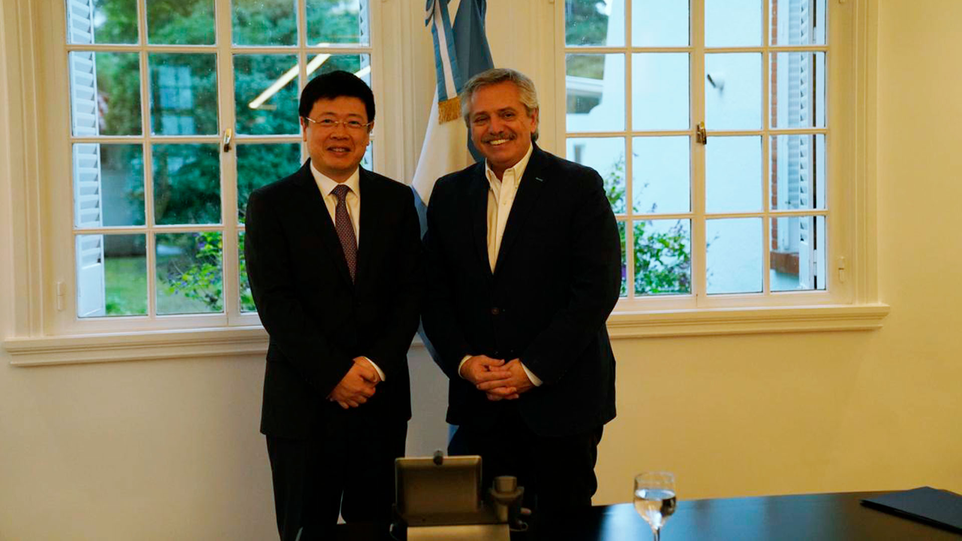 Alberto Fernández junto al embajador de China en la Argentina, Zou Xiaoli