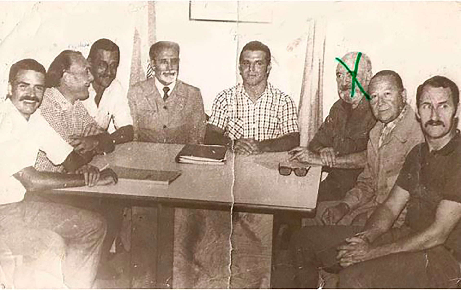 En el exilio en México, Ricardo Obregón Cano (en la foto, segundo desde la derecha), al lado de “El Roque” Yaguer (jefe del asalto a la unidad militar de Formosa en 1975), con la conducción montonera