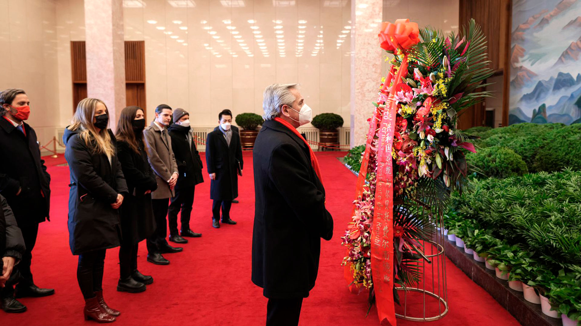 Ofrenda floral en el mausoleo de Mao