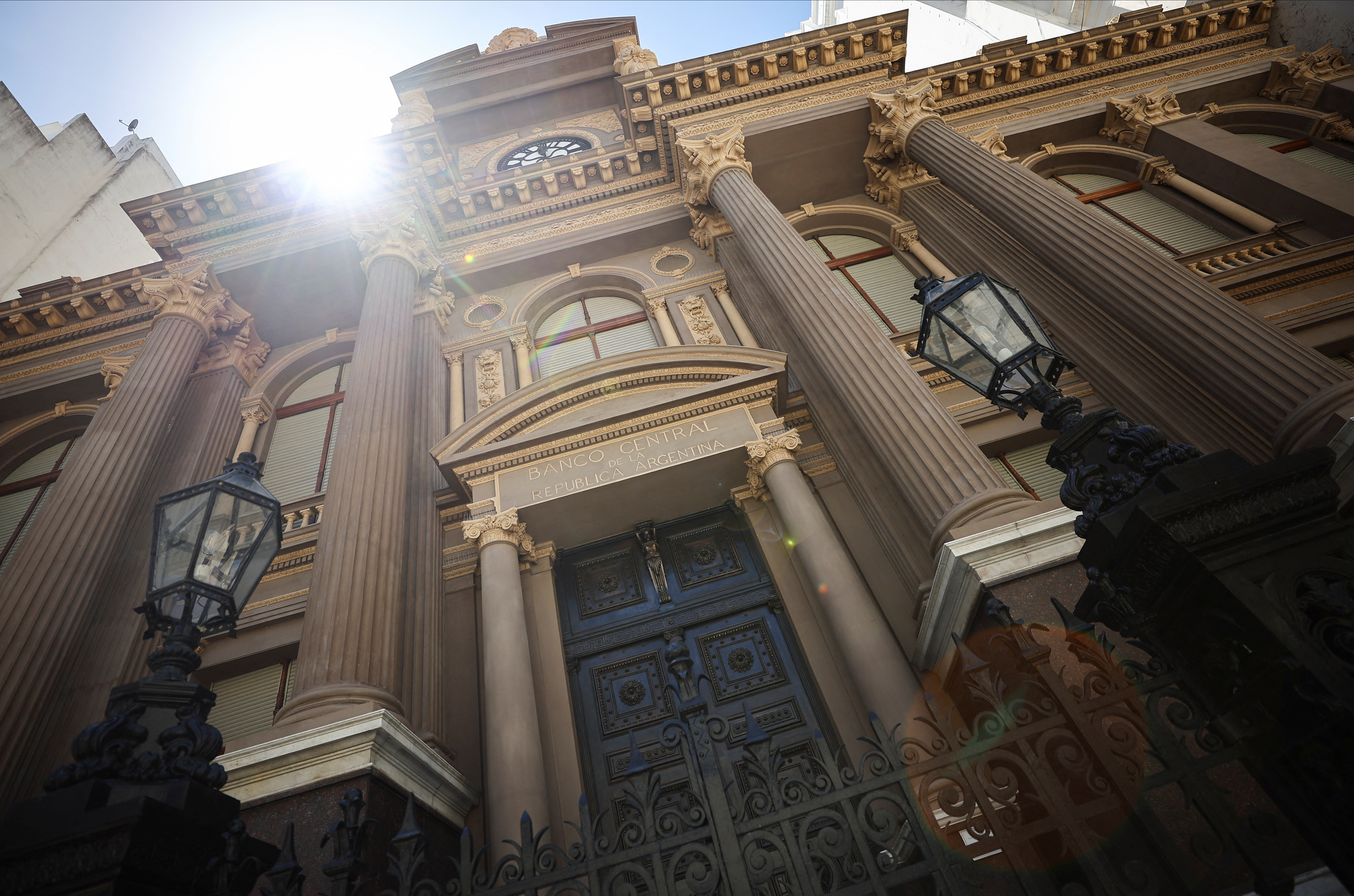 El Gran Museo de Egipto inició la restauración en vivo de una antigua embarcación