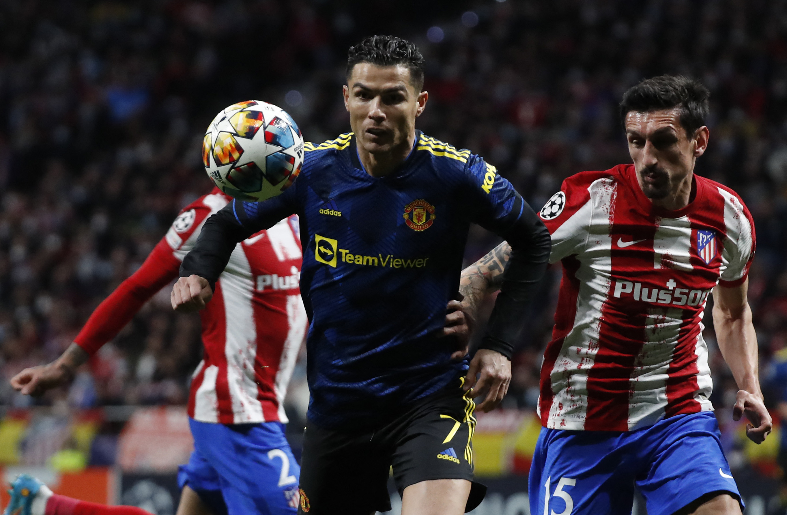 Cristiano Ronaldo enfrentando al Atlético Madrid, otro club que suena para su futuro (REUTERS/Javier Barbancho)