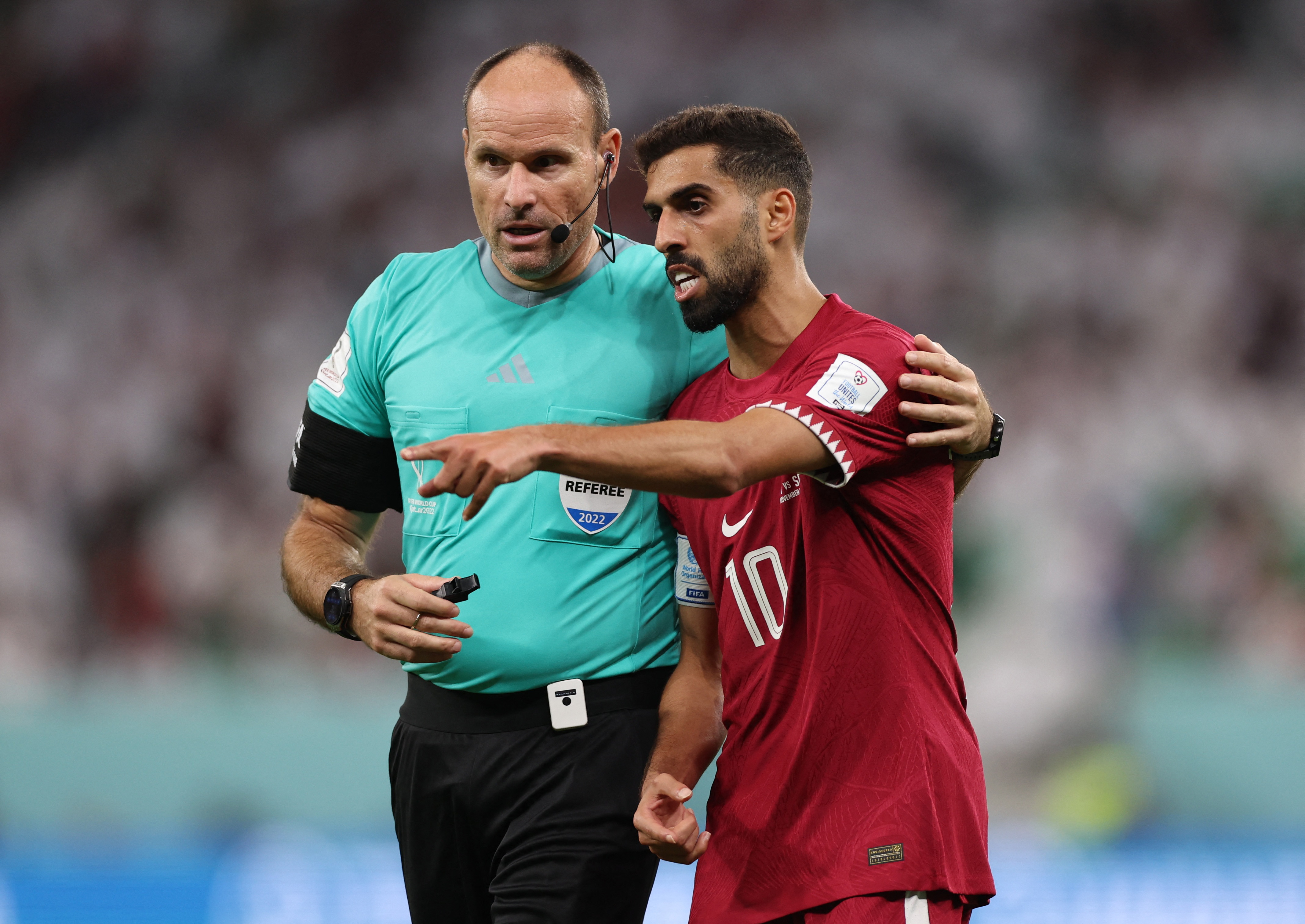 Antonio Mateu Lahoz durante el partido que dirigi entre Qatar y Senegal (REUTERS/Matthew Childs)