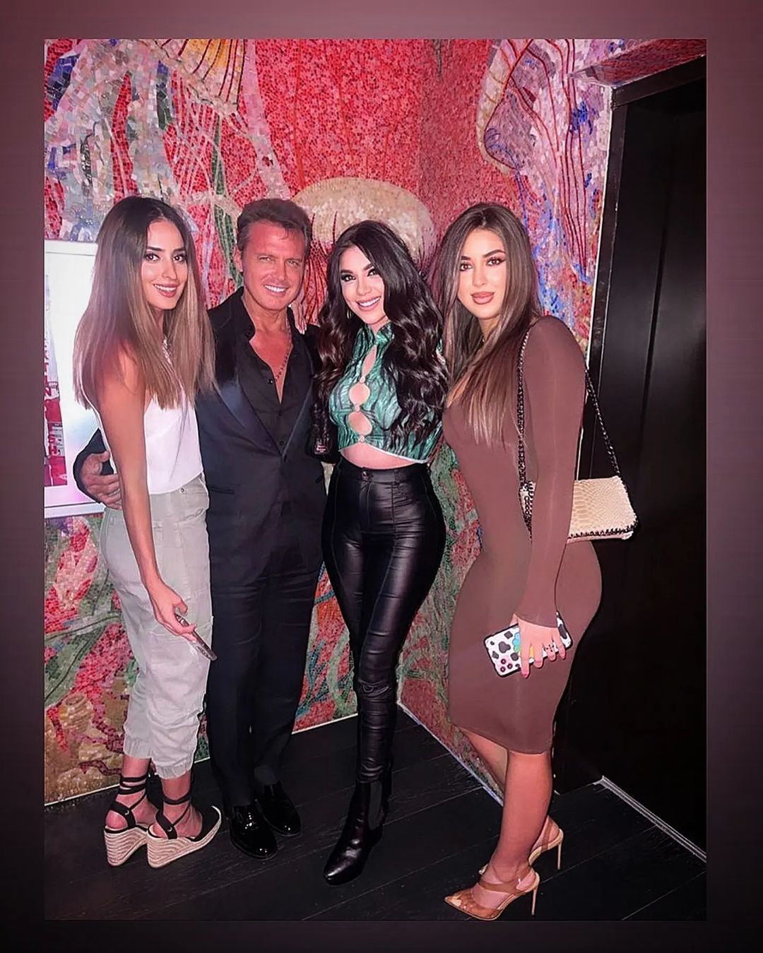 At the beginning of July, the artist was photographed in Miami in the company of beautiful women (Photo: Instagram @entrefamososmx)