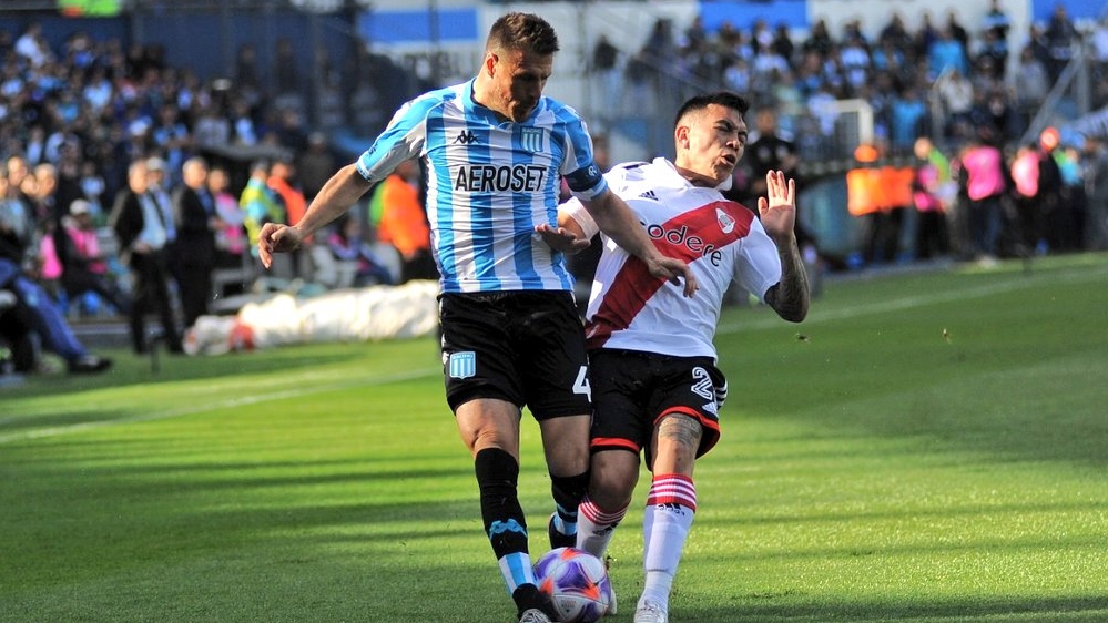 IvÃ¡n Pillud se interpone ante Esequiel Barco en el partido entre Racing y River Plate (Twitter/Racing)