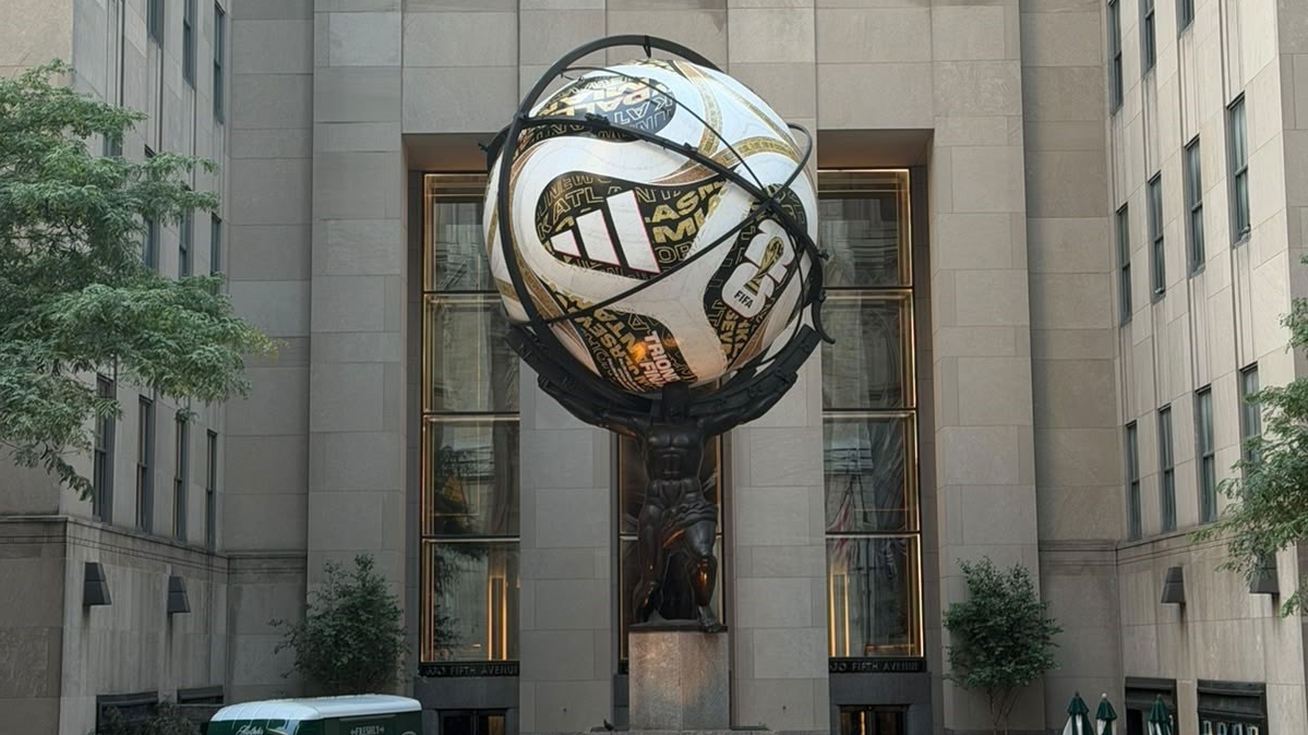 Por qu&eacute; una r&eacute;plica monumental del bal&oacute;n del Mundial apareci&oacute; dentro de una ic&oacute;nica escultura Art dec&oacute; de Manhattan