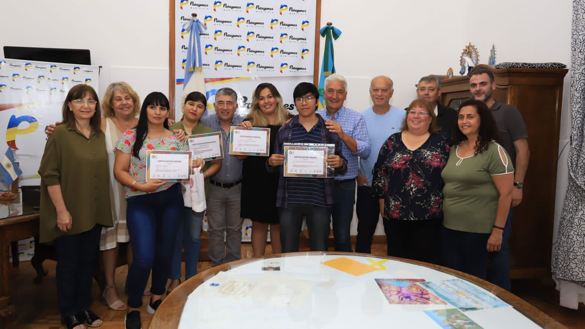 En Carmen de Patagones Grindetti entregó diplomas a los agentes municipales que participaron del programa de capacitaciones que desarrollan ambas Municipalidades 