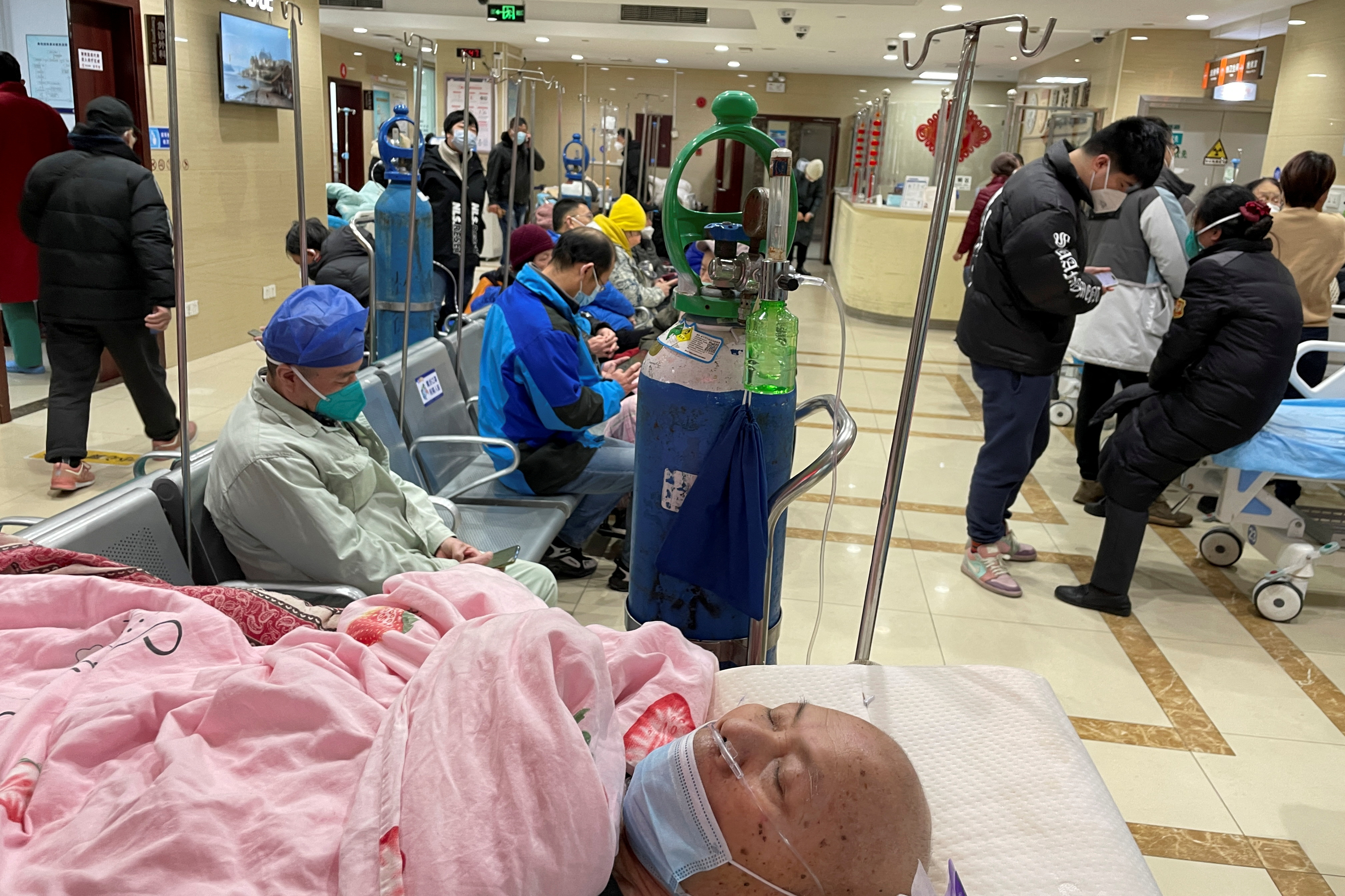Un paciente yace en una cama en el servicio de urgencias de un hospital, en medio del brote de la enfermedad por coronavirus (COVID-19) en Shanghái, China, el 17 de enero de 2023. REUTERS/Personal
