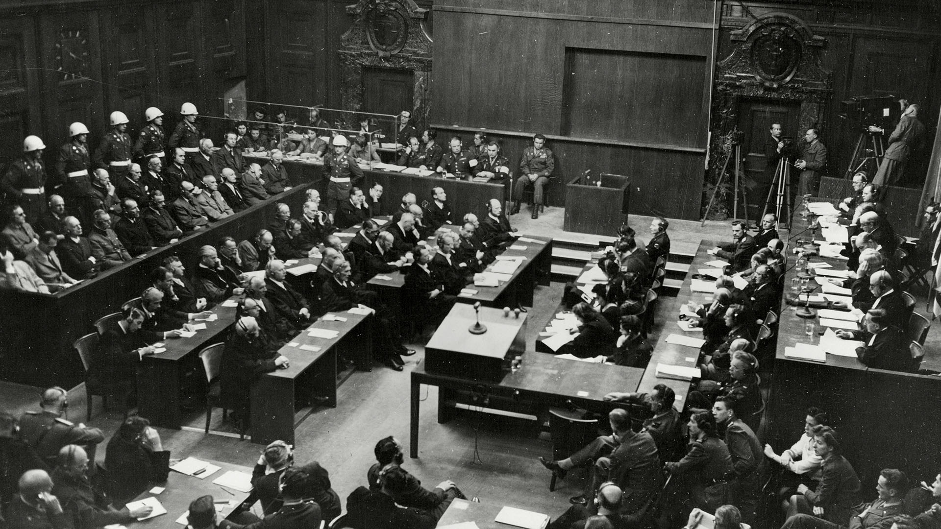 Los 21 discípulos de Hitler, sentados en el banquillo de acusados del Palacio de Justicia, escuchan parte del veredicto del Tribunal Internacional de Nuremberg (Foto de Northcliffe Collection/ANL/Shutterstock -10401392a-)