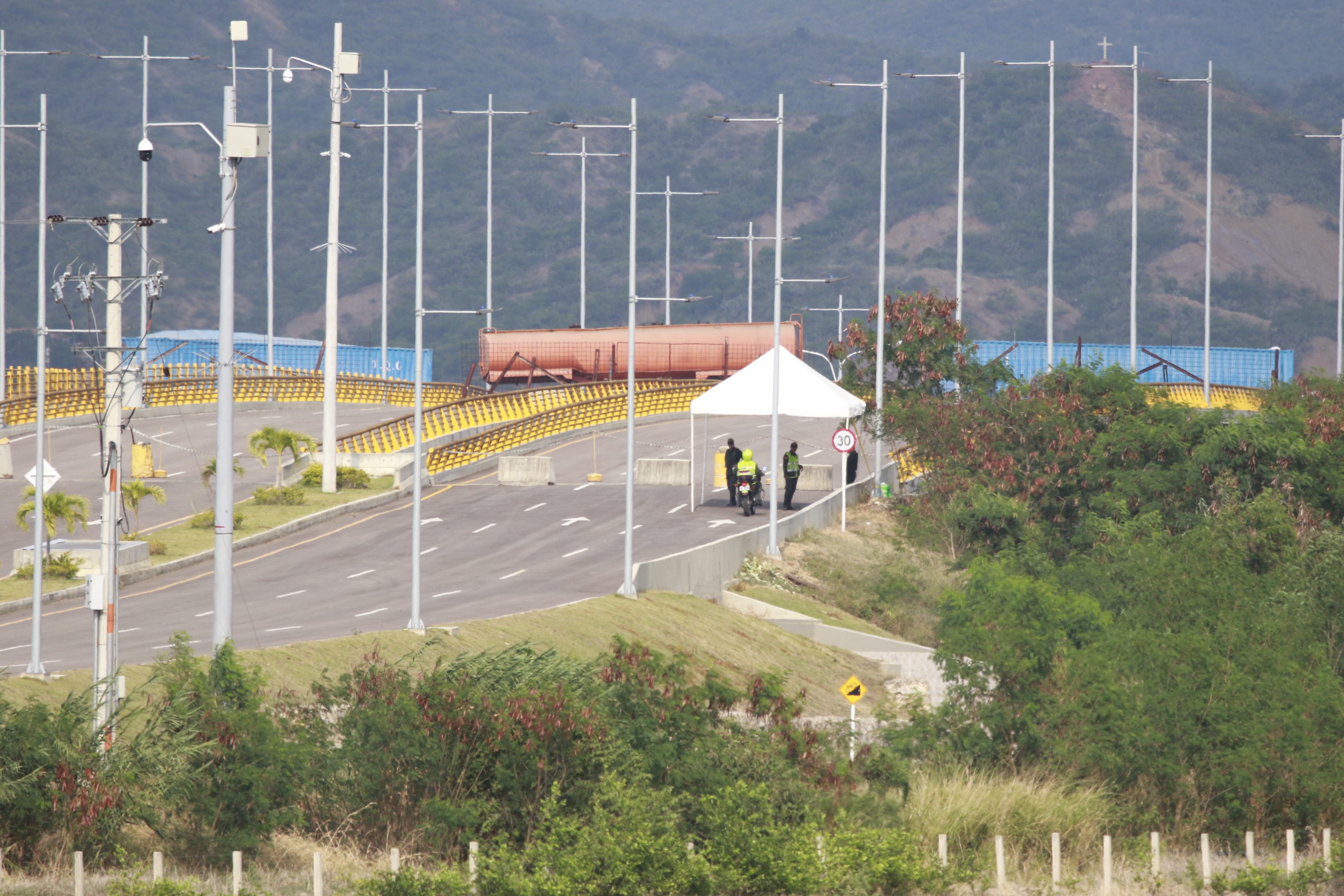 7 de febrero de 2019. Camiones cargados con ayuda humanitaria para Venezuela llegaron al puente internacional de Tienditas, que une a Cúcuta (Norte de Santander) con Ureña (Tachira). (Colprensa-La Opinión/Mario Franco)