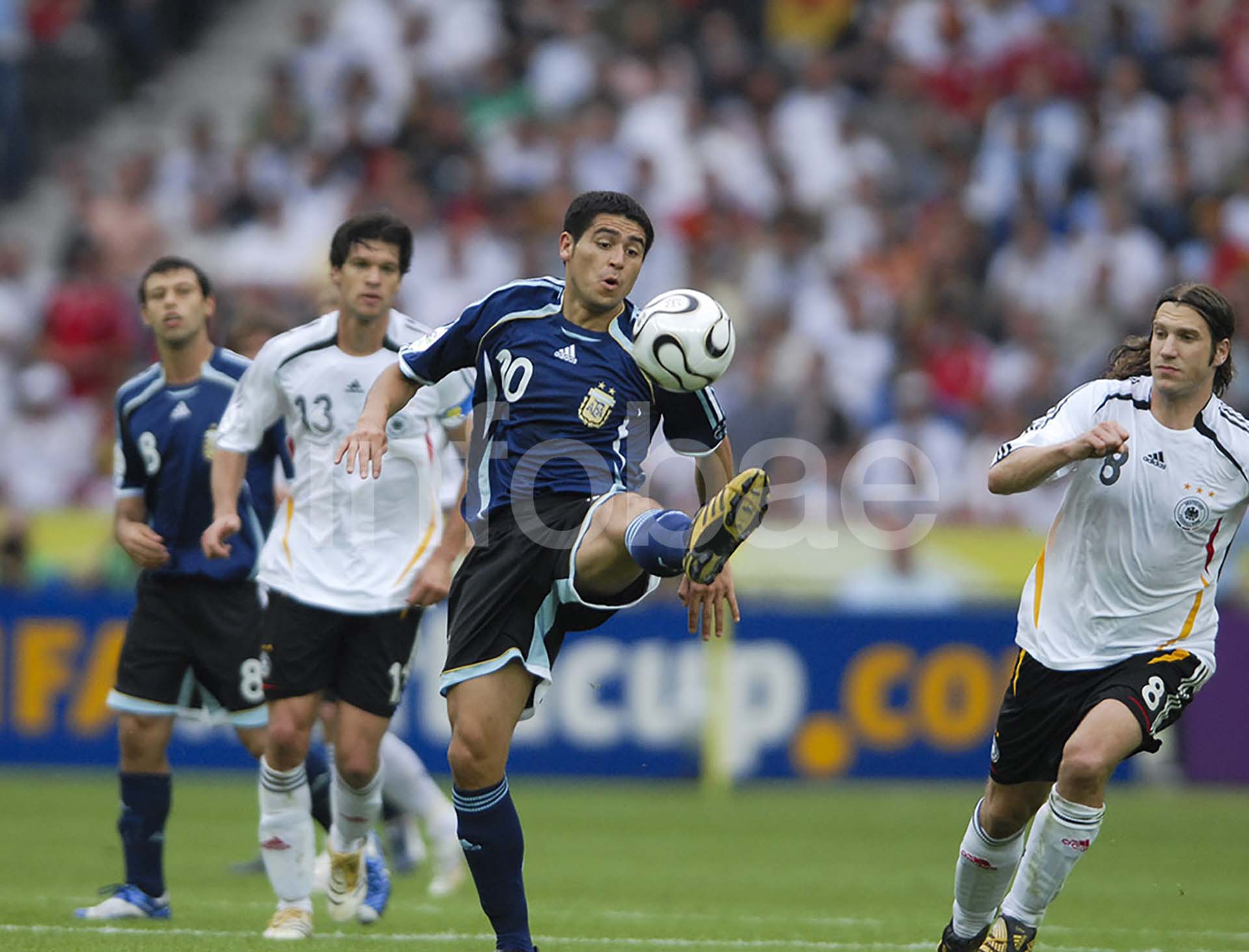 Juan Román Riquelme controla la pelota en el duelo en el que Argentina cayó ante Alemania por penales en cuartos de final y quedó eliminada del Mundial 2006