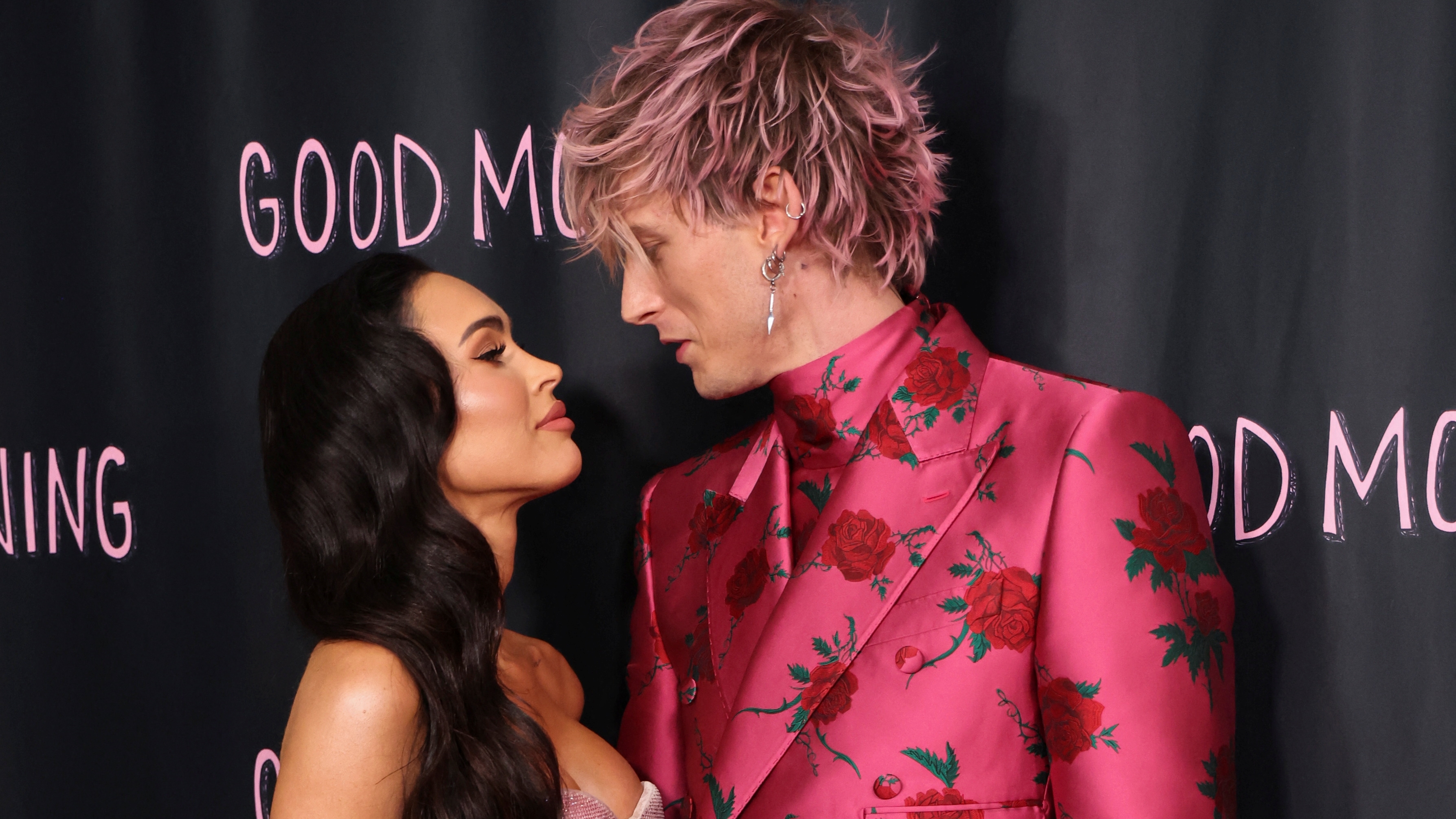 El director Machine Gun Kelly y el miembro del reparto Megan Fox asisten al estreno de la película Good Mourning en West Hollywood. REUTERS/Mario Anzuoni
