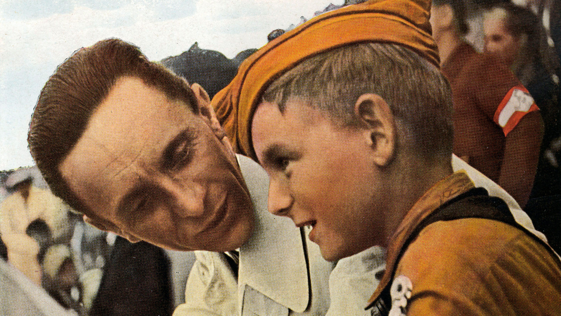 Joseph Goebbels con un niño miembro de la juventud hitleriana (Shutterstock)
