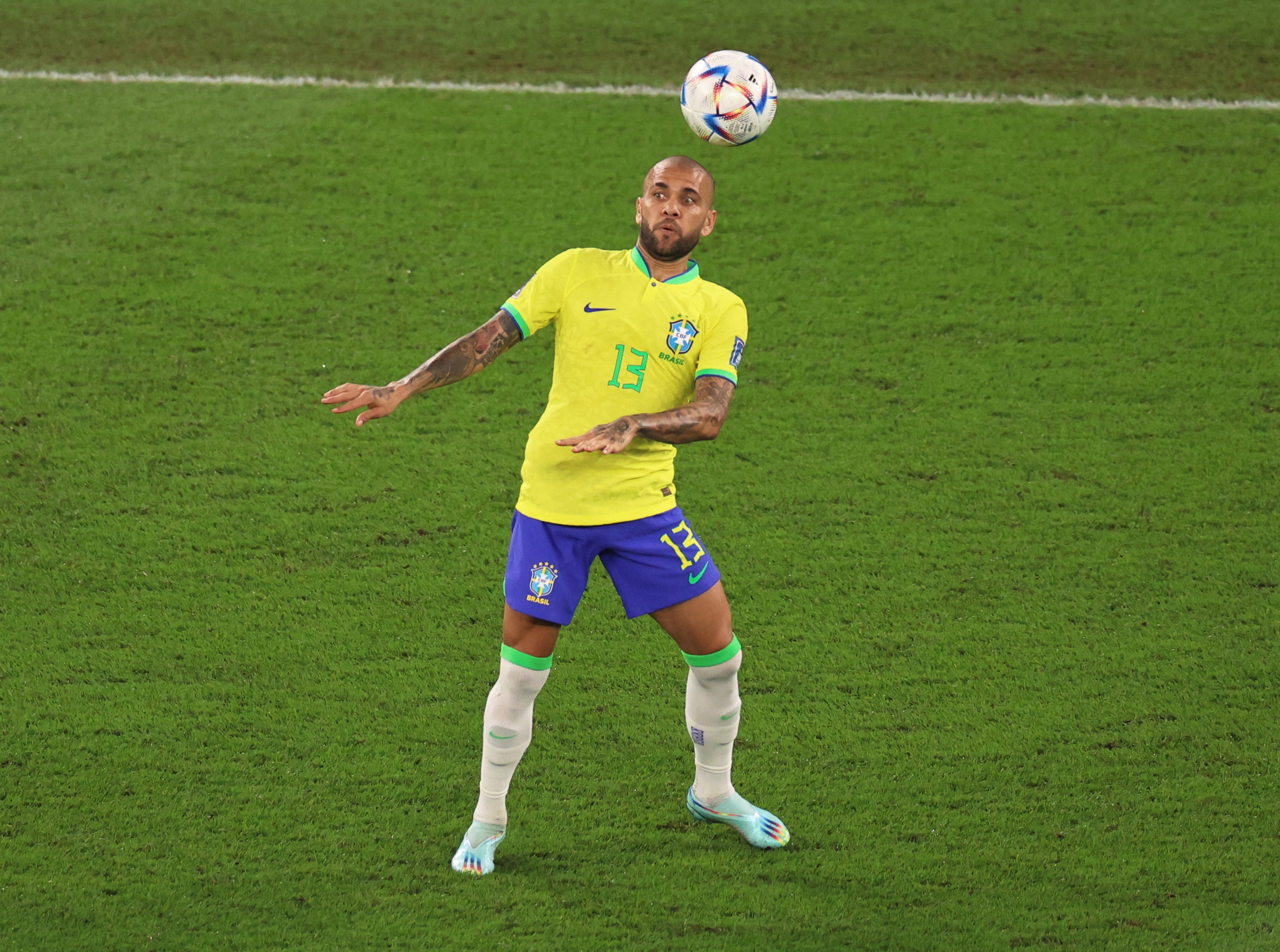 Dani Alves estuvo cerca de marcar el mejor gol del Mundial. Foto: REUTERS/Pedro Nunes