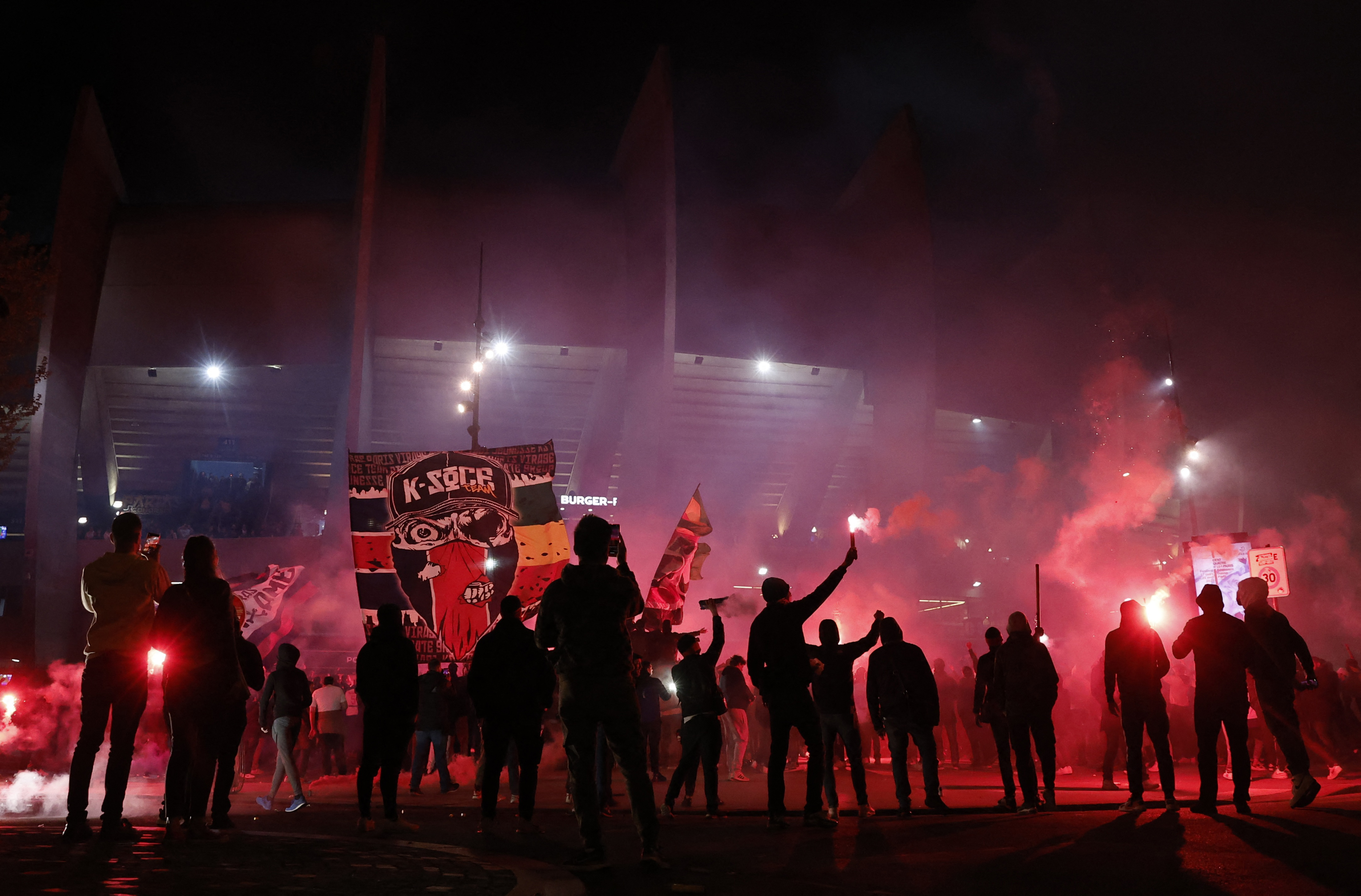 Psg Ultrasの異常な抗議 リーグ1でタイトルを獲得したにもかかわらず 試合の途中でコートを去った Infobae
