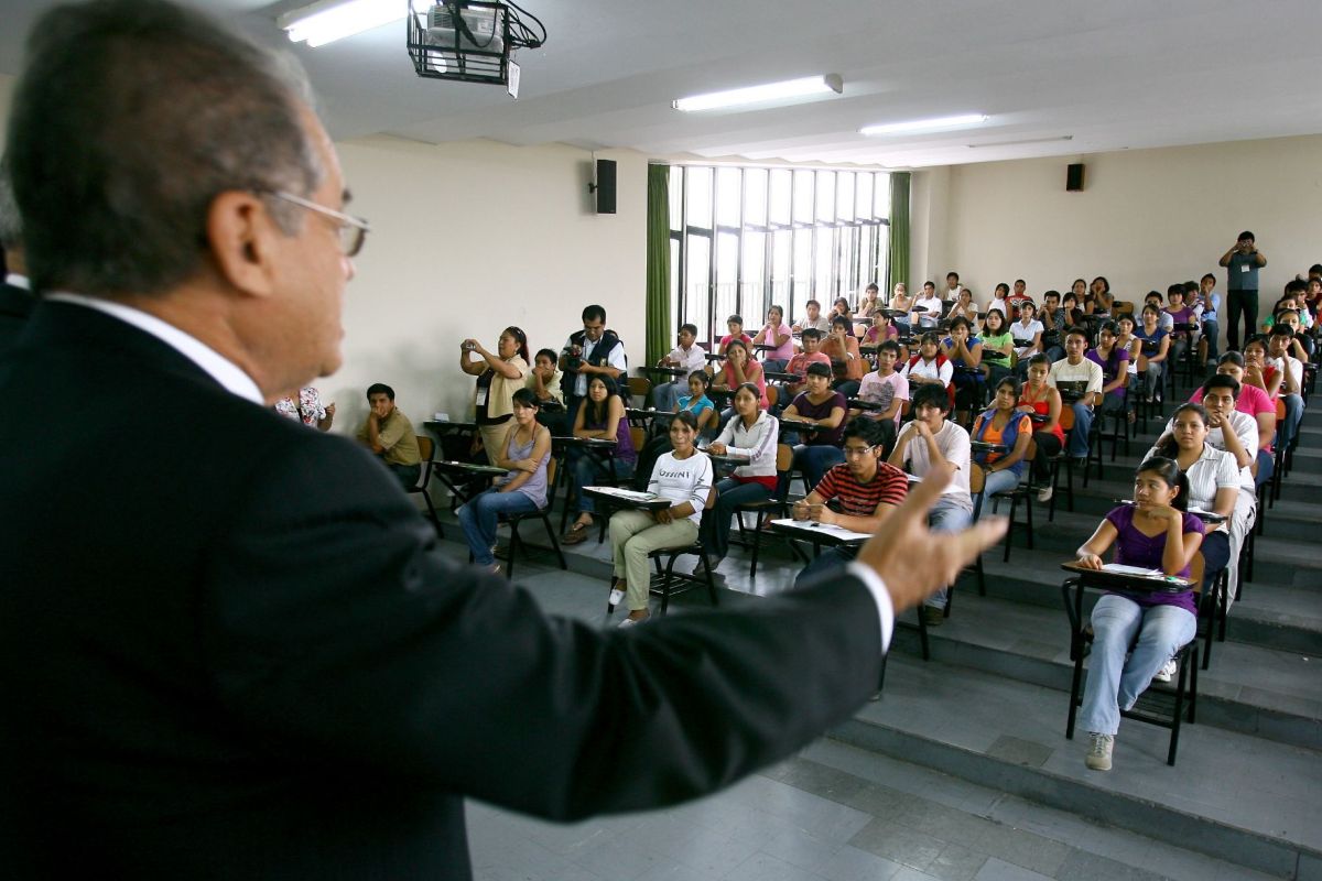 El objetivo de la propuesta es eliminar el límite de edad máxima (75 años) para el ejercicio de la docencia universitaria. | Foto: Agencia Andina