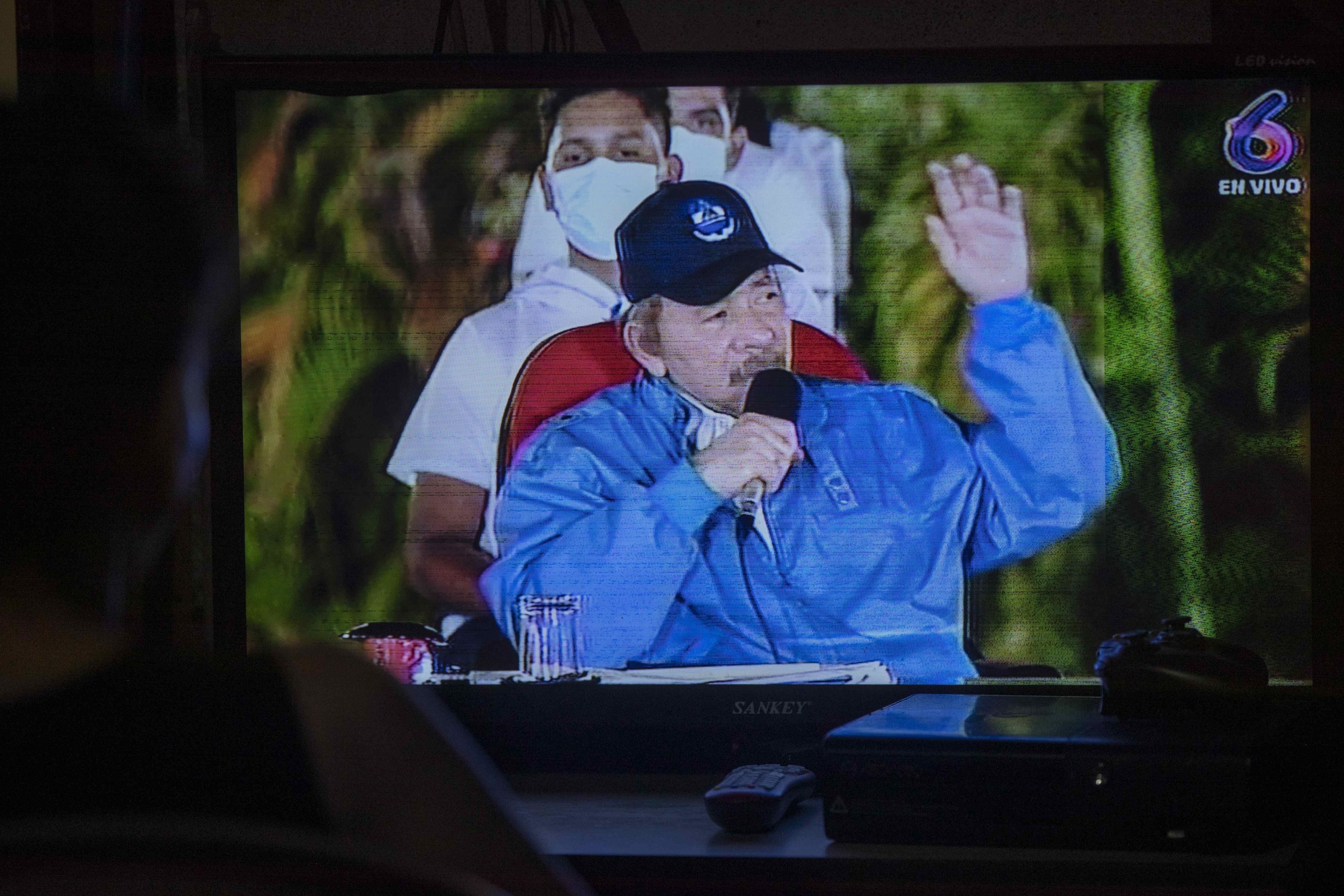 Una mujer observa en el televisor al presidente de Nicaragua Daniel Ortega, en una fotografía de archivo. EFE/Jorge Torres
