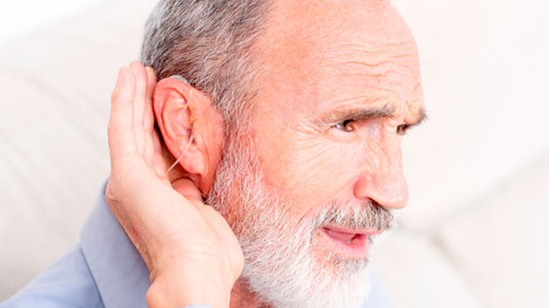 Los umbrales de audición tienden a deteriorarse gradualmente con la edad y la pérdida de la audición suele ser más pronunciado en las frecuencias más altas (iStock)