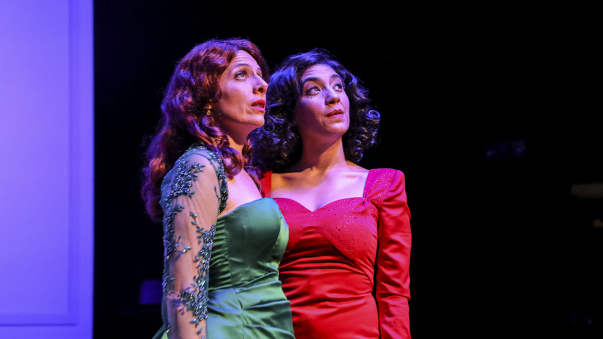 Lorena Vega y Valeria Lois, en "La vida extraordinaria" (Gentileza del Teatro Cervantes)