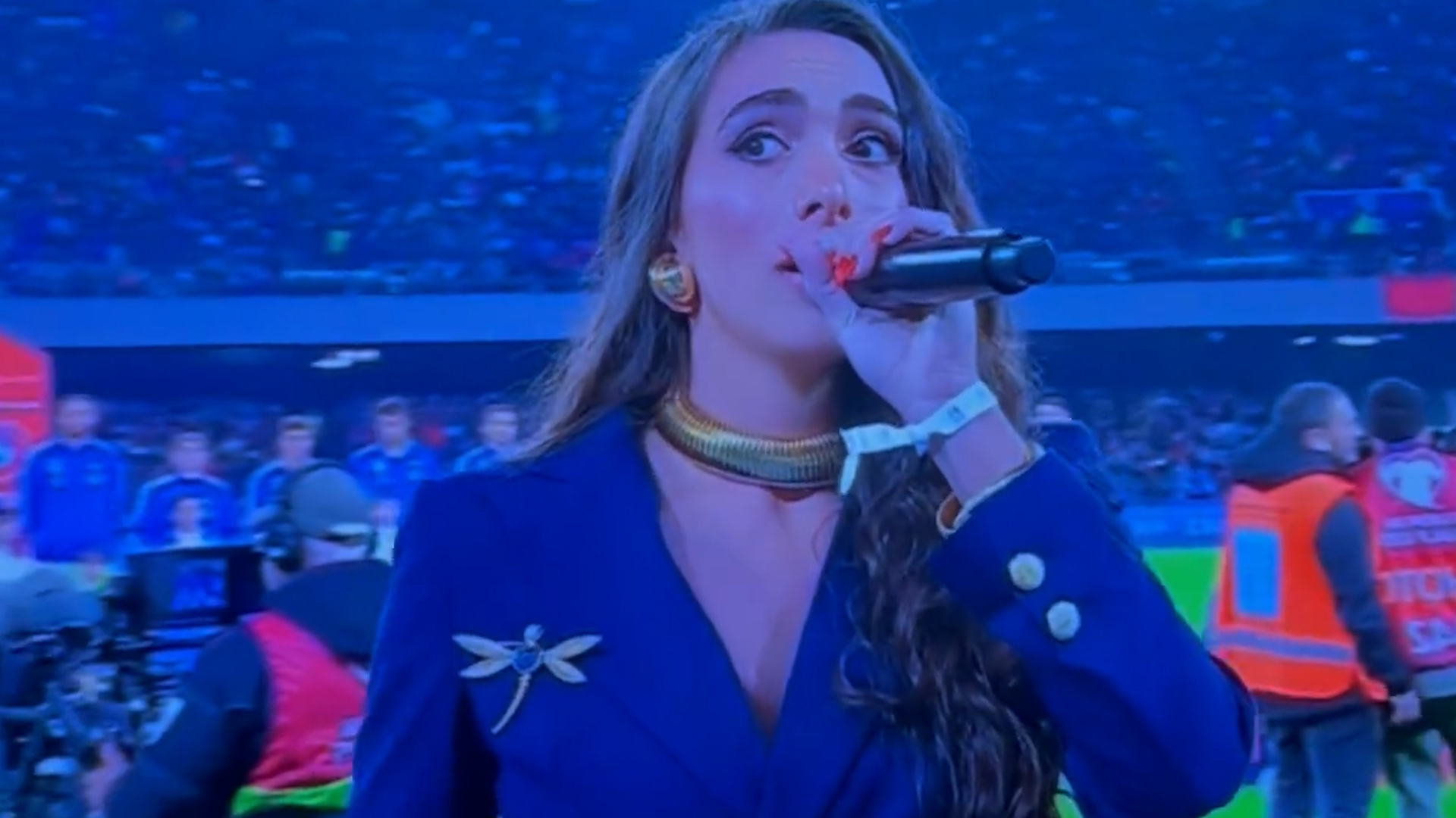 La cantante Ellynora tuvo problema con el himno en Italia-Inglaterra