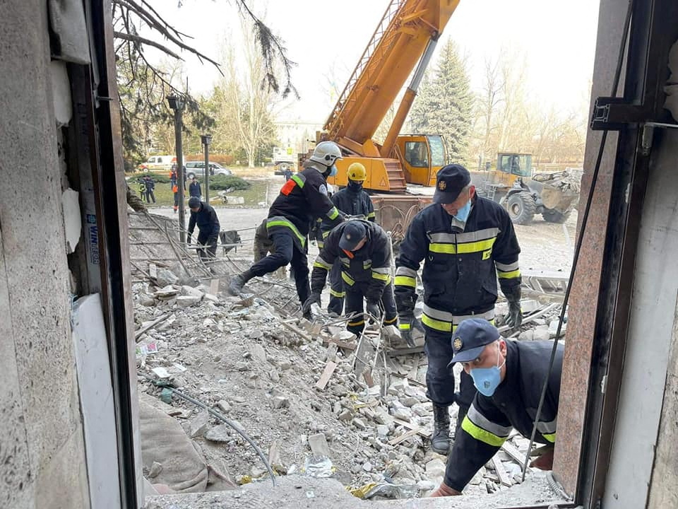 Los servicios de emergencia de la región continúan los trabajos de búsqueda entre los escombros de la estructura que fue severamente dañada por un bombardeo el martes