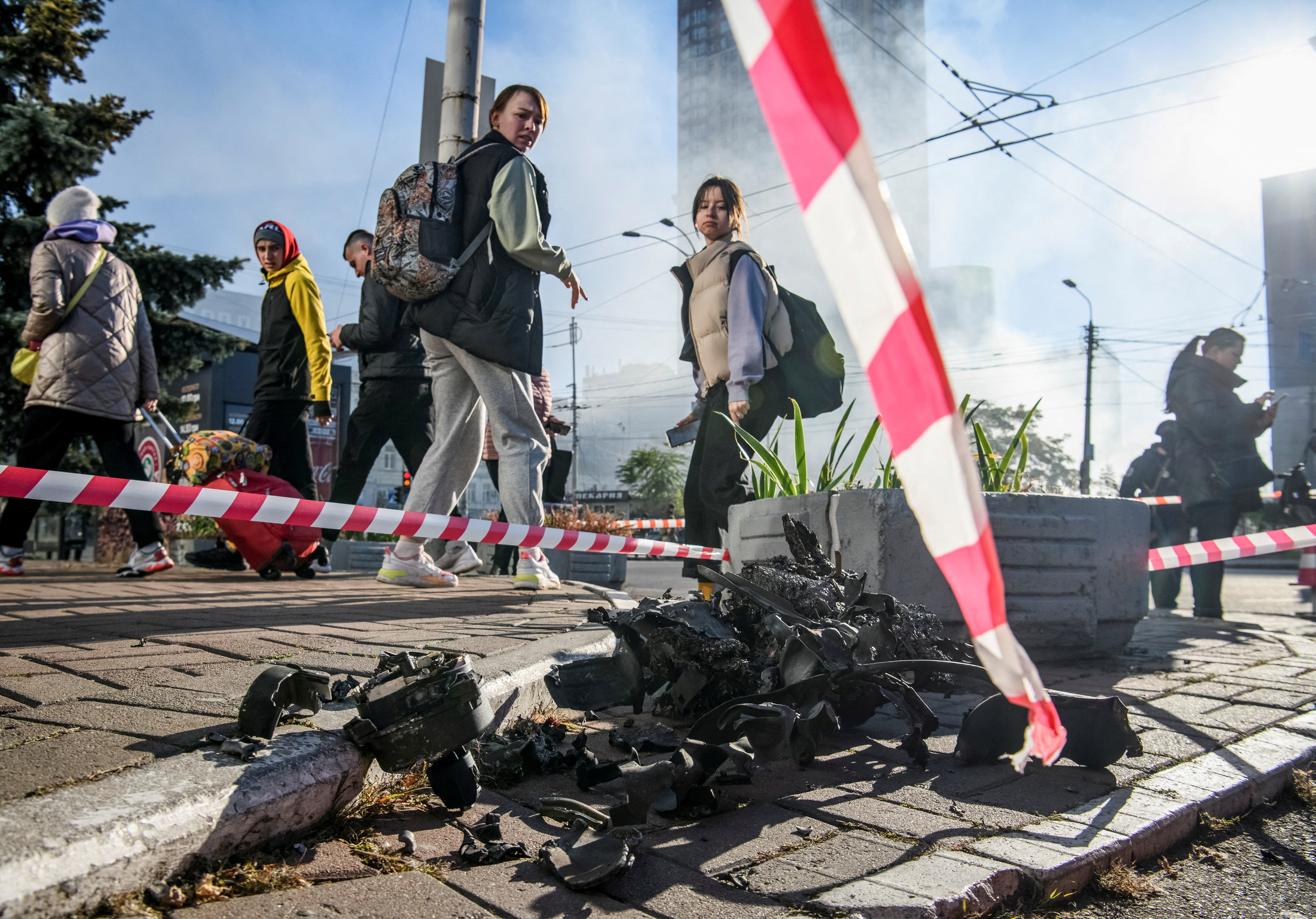 Residentes observan los restos de un drone que cayó sobre Kiev (REUTERS/Vladyslav Musiienko)