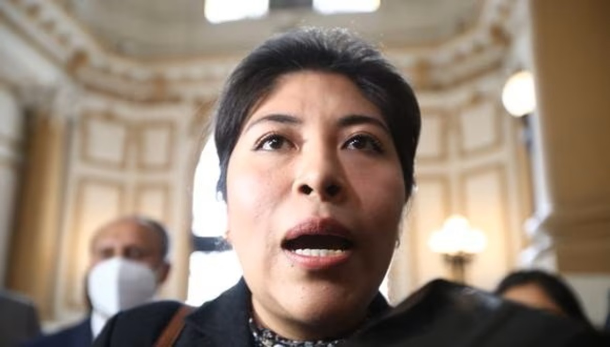 Betssy Chávez es denunciada por la presunta contratación irregular de personal en el Congreso