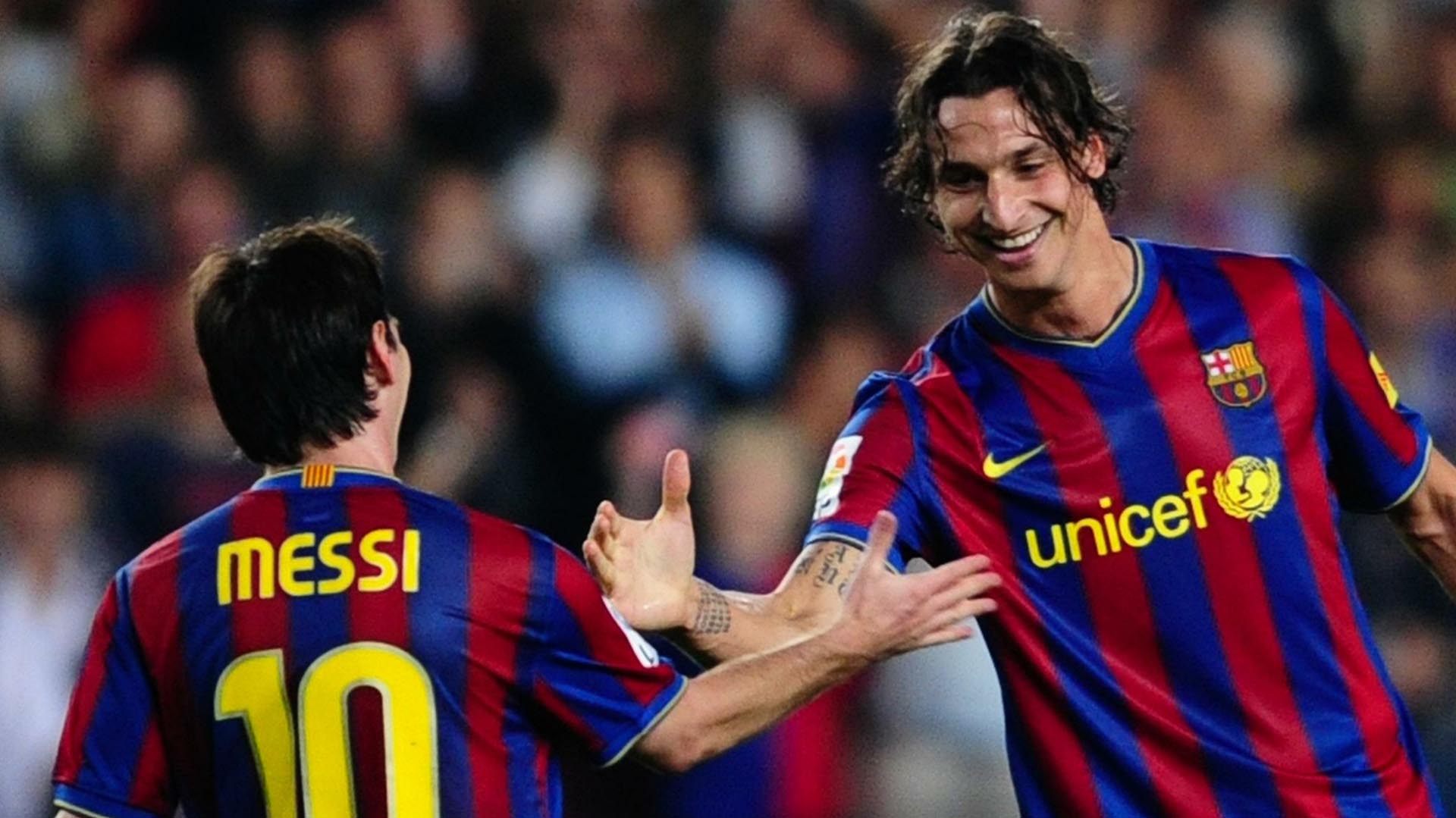 Zlatan Ibrahimovic y Lionel Messi jugaron juntos una temporada en el Barcelona de España entre 2009 y 2010 (AP)