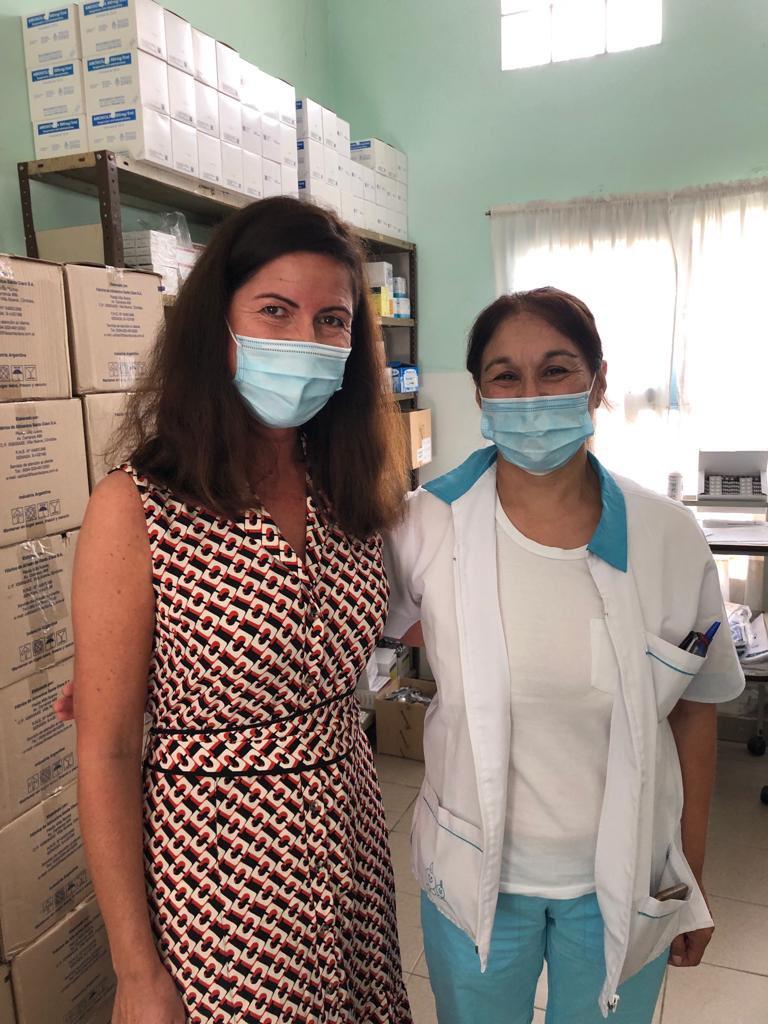 A la izquierda, la doctora Helena Legido-Quigley, nacida en Barcelona. Es miembro del Panel Independiente que evaluó la respuesta a la pandemia y brindó charlas en Argentina