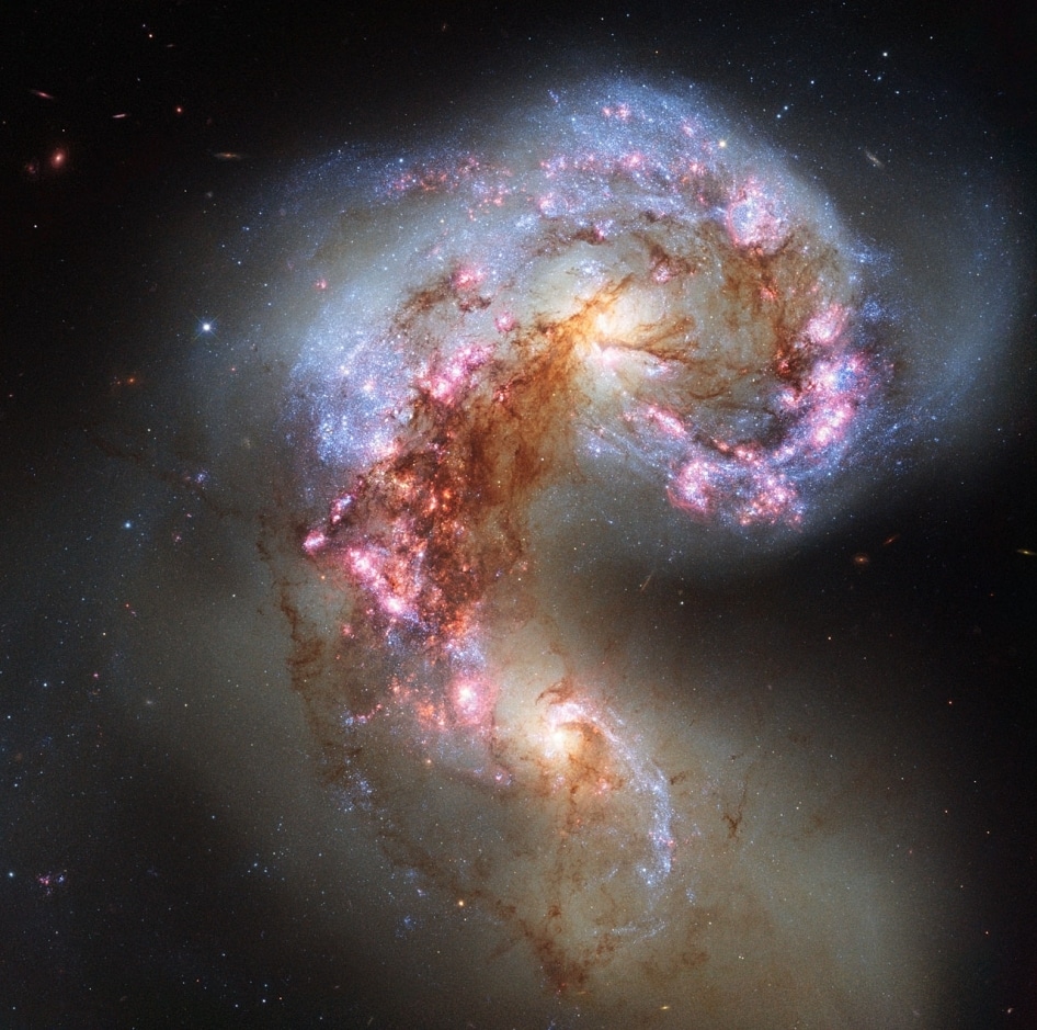 Las dos Galaxias Atenea se encuentran en constante fusión, un evento que podría pasar entre la Vía Láctea y Andrómeda. (Archivo/Infobae). 