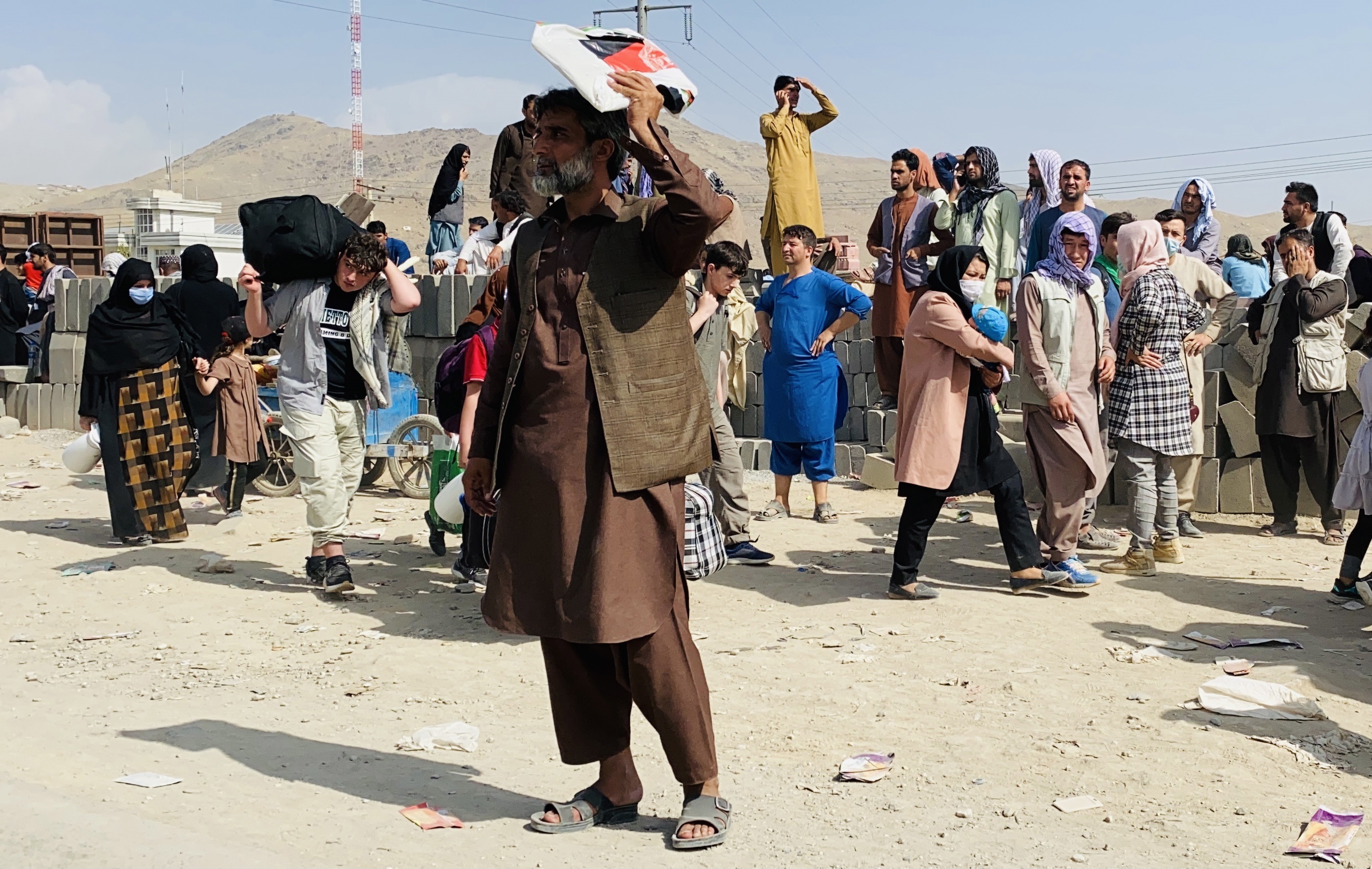 Ciudadanos afganos tras la victoria talibán (EFE/EPA/STRINGER)
