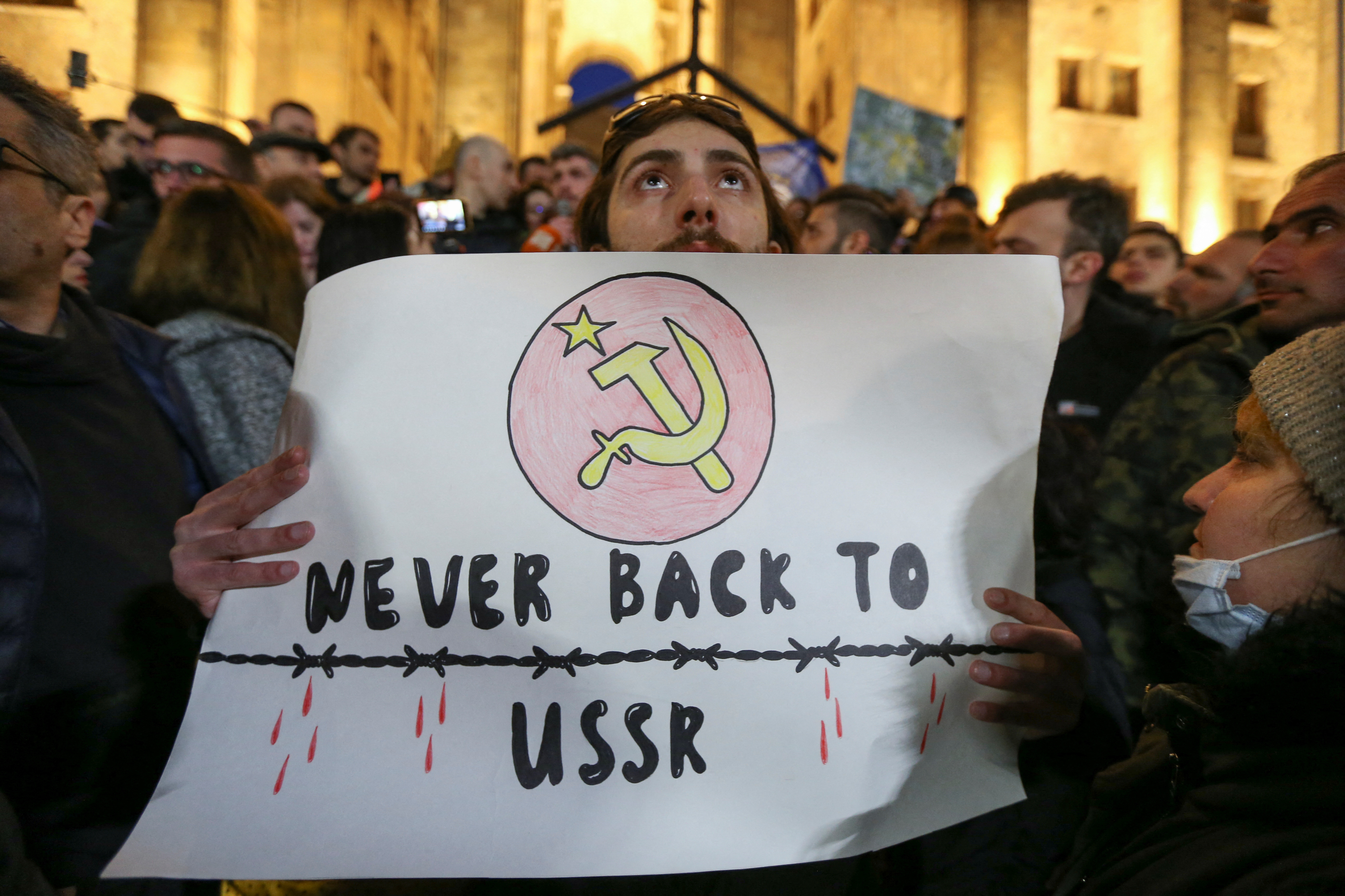 Un manifestante contra la ley mordaza en Georgia con un cartel en el que dice que no quiere volver a ser parte de una sangrienta Unión Soviética. (REUTERS/Irakli Gedenidze)
