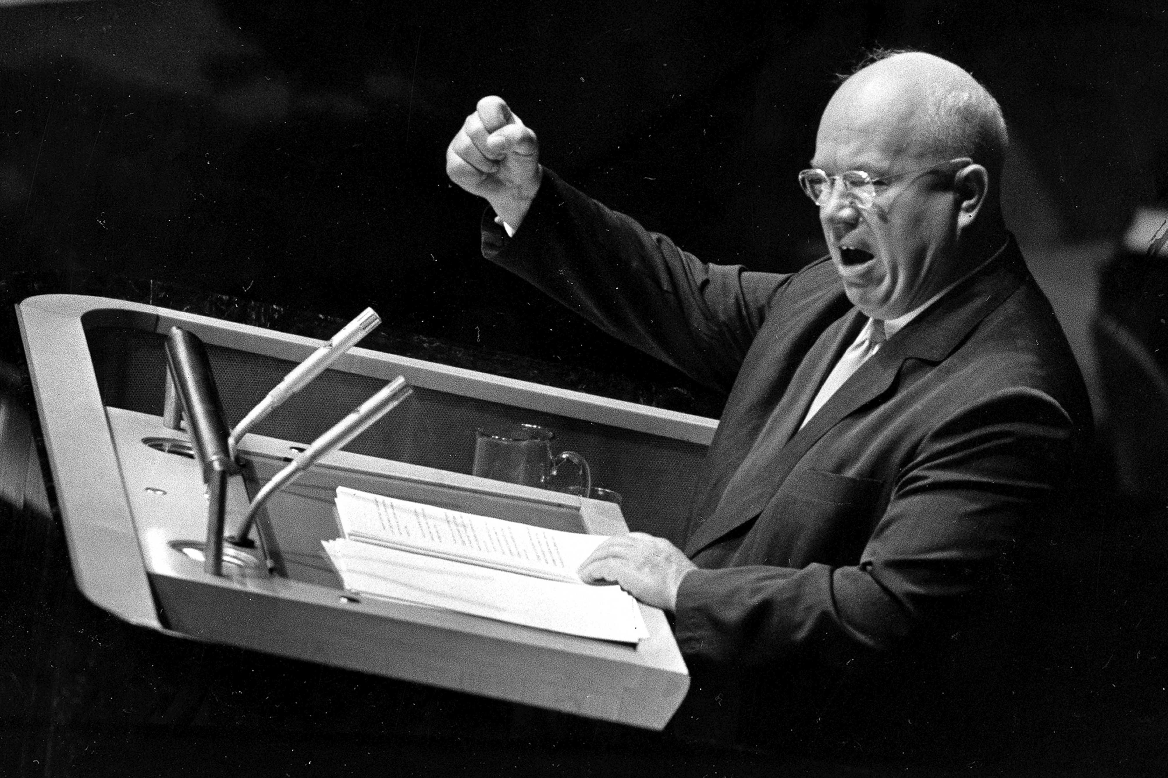 ARCHIVO - Nikita Khrushchev, primer ministro soviético y primer secretario del Partido Comunista de la Unión Soviética, hace un gesto con el puño para enfatizar un comentario durante su discurso ante la Asamblea General de las Naciones Unidas en la ciudad de Nueva York el 23 de septiembre de 1960. 

