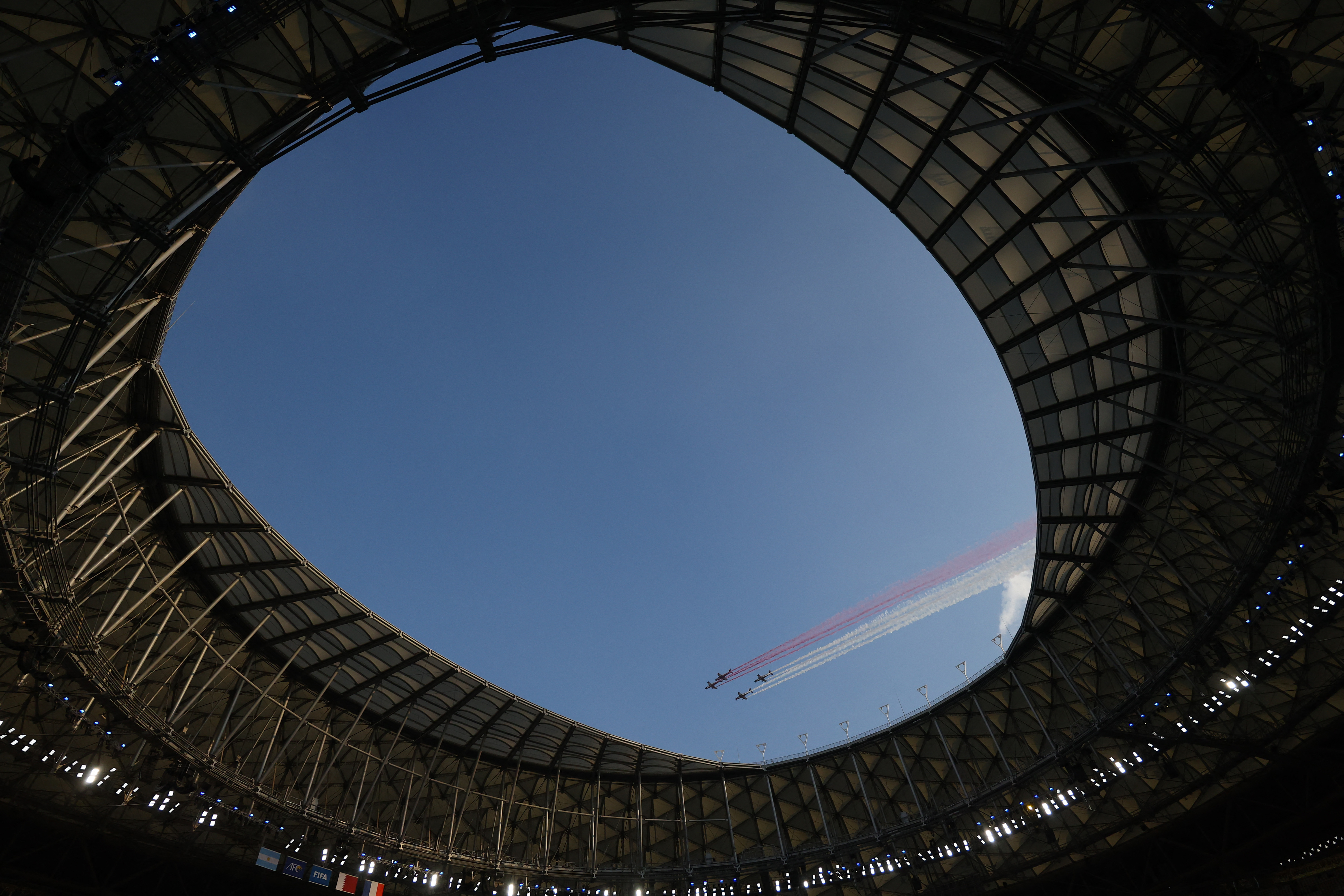 El estadio Lusial y una postal con aviones de la fuerza aérea qatarí (REUTERS/Kai Pfaffenbach)